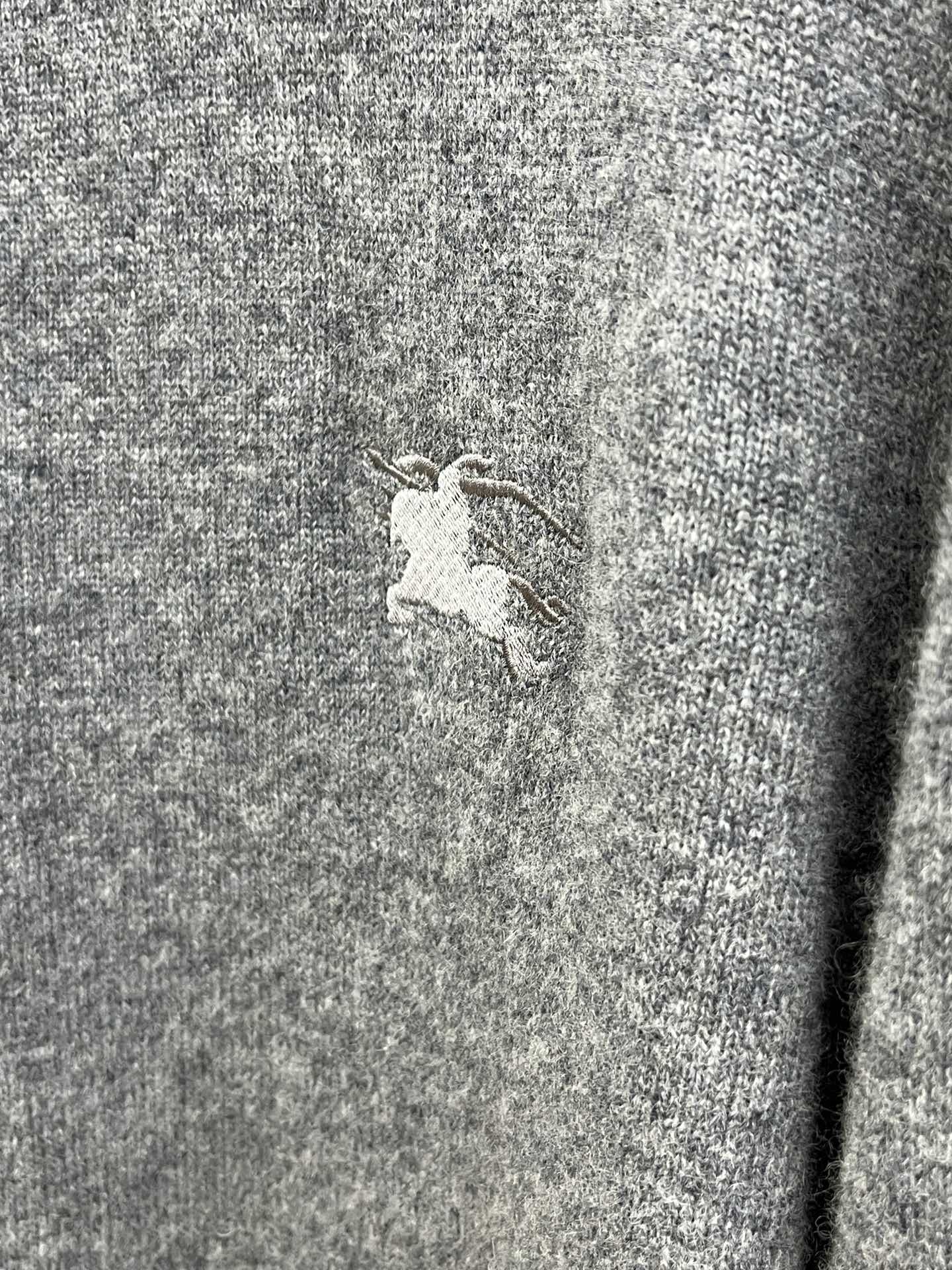 秋冬 BBR 采用羊绒羊毛混纺纱线，保暖性佳，蓬松柔软，加倍呵护肌肤，给你轻如无物的穿着感体验。高品质天