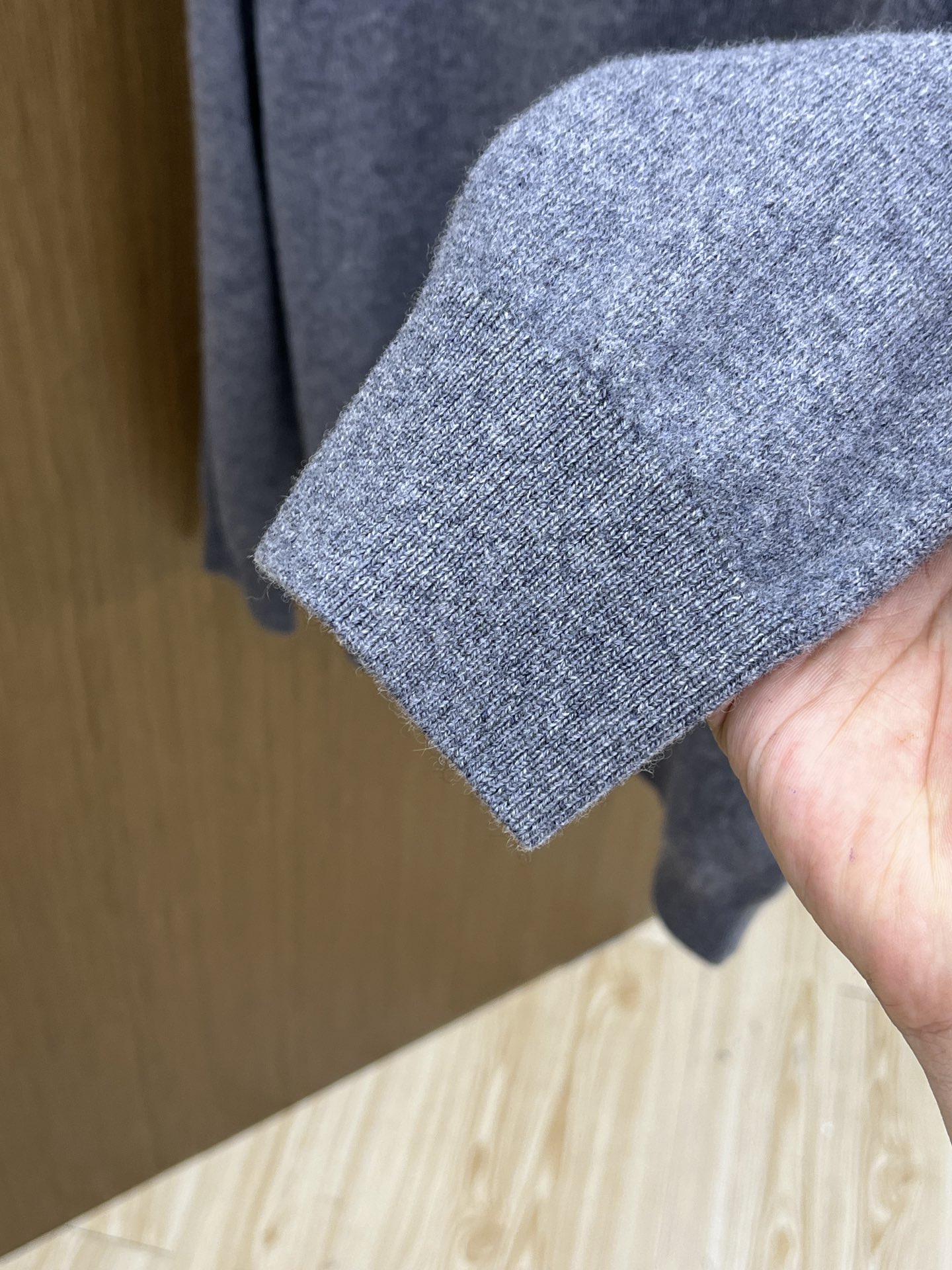 秋冬 BBR 采用羊绒羊毛混纺纱线，保暖性佳，蓬松柔软，加倍呵护肌肤，给你轻如无物的穿着感体验。高品质天