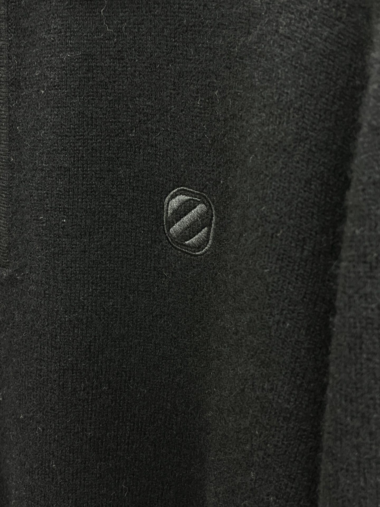 秋冬 ZZ 采用羊绒羊毛混纺纱线，保暖性佳，蓬松柔软，加倍呵护肌肤，给你轻如无物的穿着感体验。高品质天然