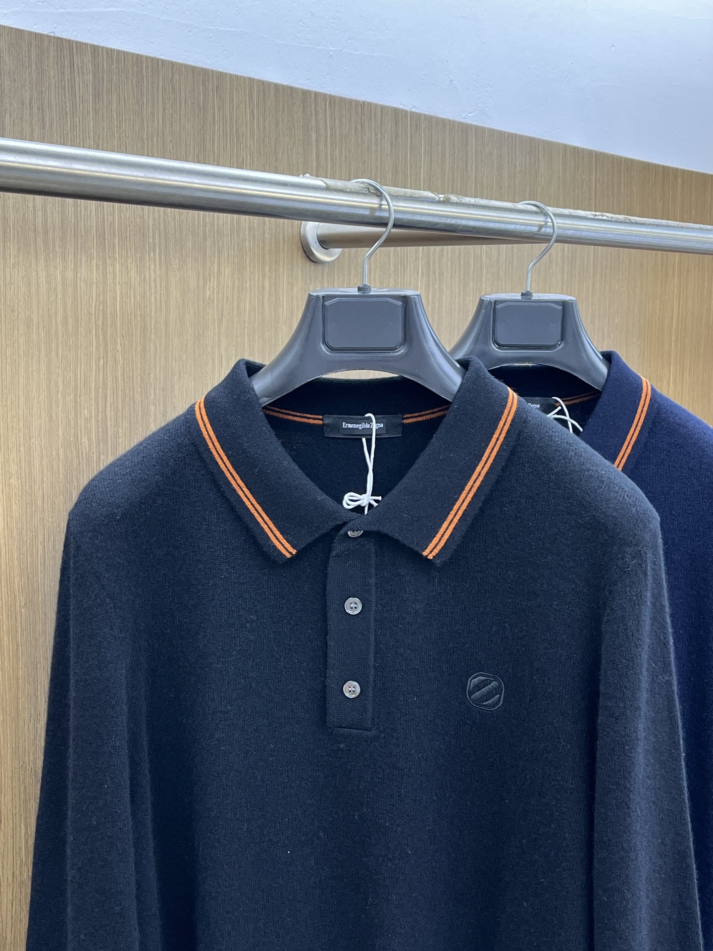 秋冬 ZZ 采用羊绒羊毛混纺纱线，保暖性佳，蓬松柔软，加倍呵护肌肤，给你轻如无物的穿着感体验。高品质天然