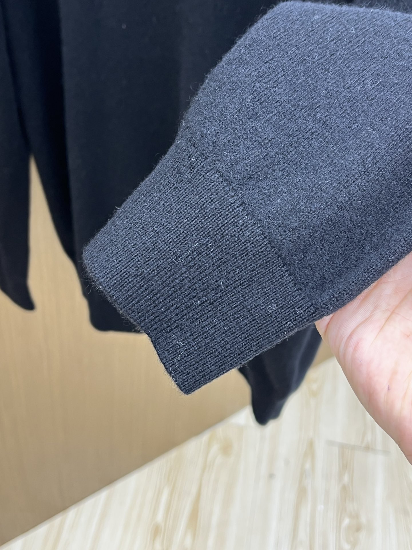 秋冬 ZZ 采用羊绒羊毛混纺纱线，保暖性佳，蓬松柔软，加倍呵护肌肤，给你轻如无物的穿着感体验。高品质天然