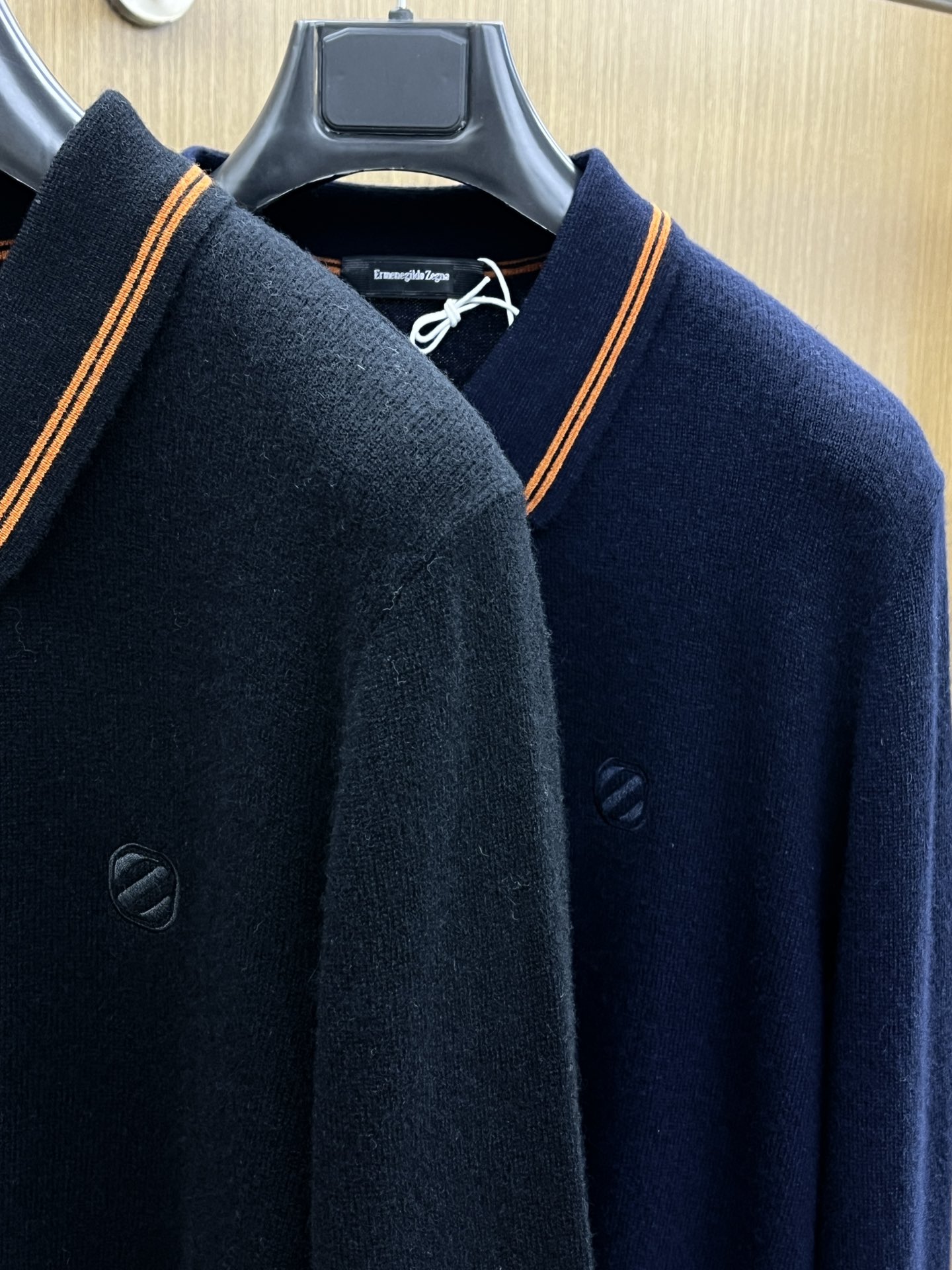 秋冬 ZZ 采用羊绒羊毛混纺纱线，保暖性佳，蓬松柔软，加倍呵护肌肤，给你轻如无物的穿着感体验。高品质天然