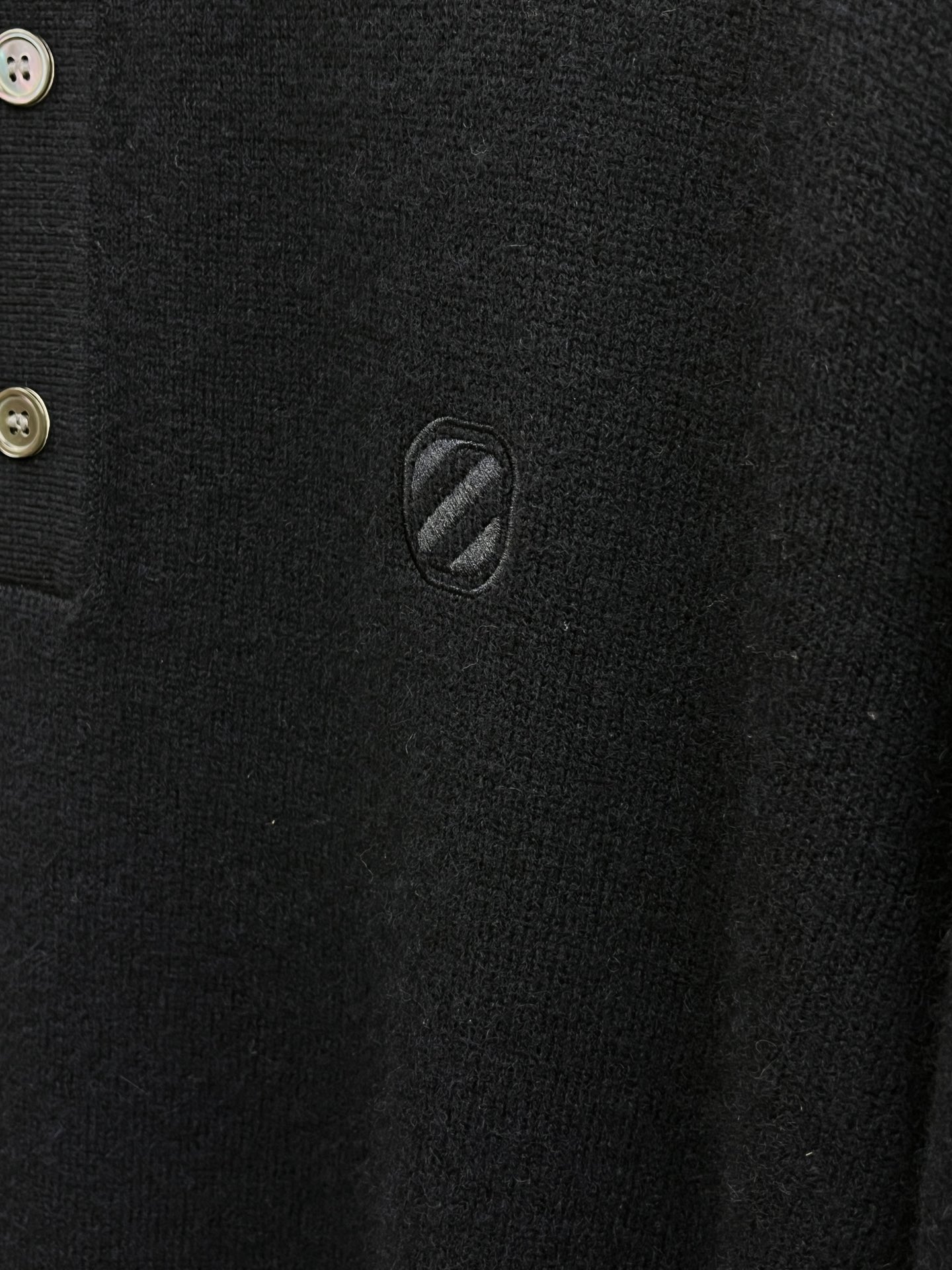 秋冬 ZZ 采用羊绒羊毛混纺纱线，保暖性佳，蓬松柔软，加倍呵护肌肤，给你轻如无物的穿着感体验。高品质天然