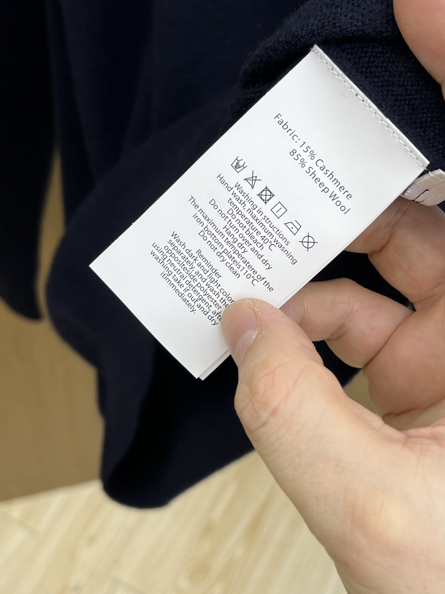 秋冬 ZZ 采用羊绒羊毛混纺纱线，保暖性佳，蓬松柔软，加倍呵护肌肤，给你轻如无物的穿着感体验。高品质天然