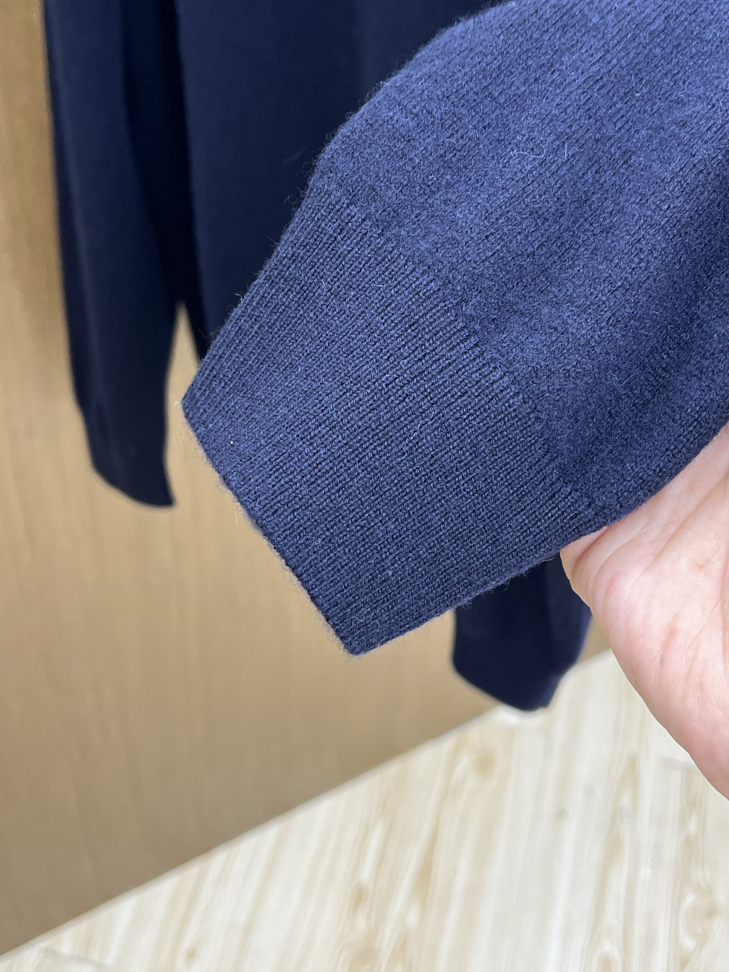 秋冬 ZZ 采用羊绒羊毛混纺纱线，保暖性佳，蓬松柔软，加倍呵护肌肤，给你轻如无物的穿着感体验。高品质天然