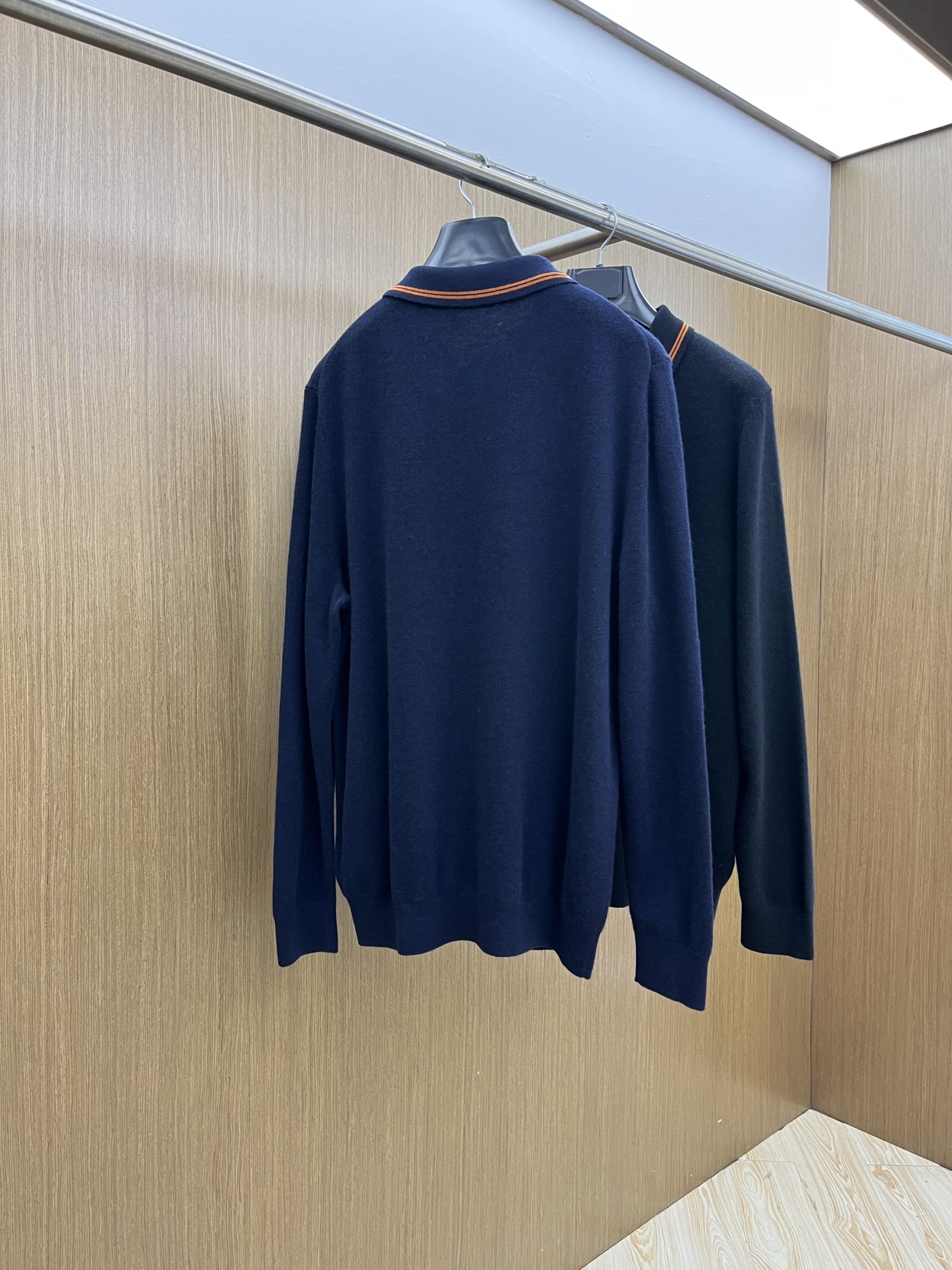 秋冬 ZZ 采用羊绒羊毛混纺纱线，保暖性佳，蓬松柔软，加倍呵护肌肤，给你轻如无物的穿着感体验。高品质天然