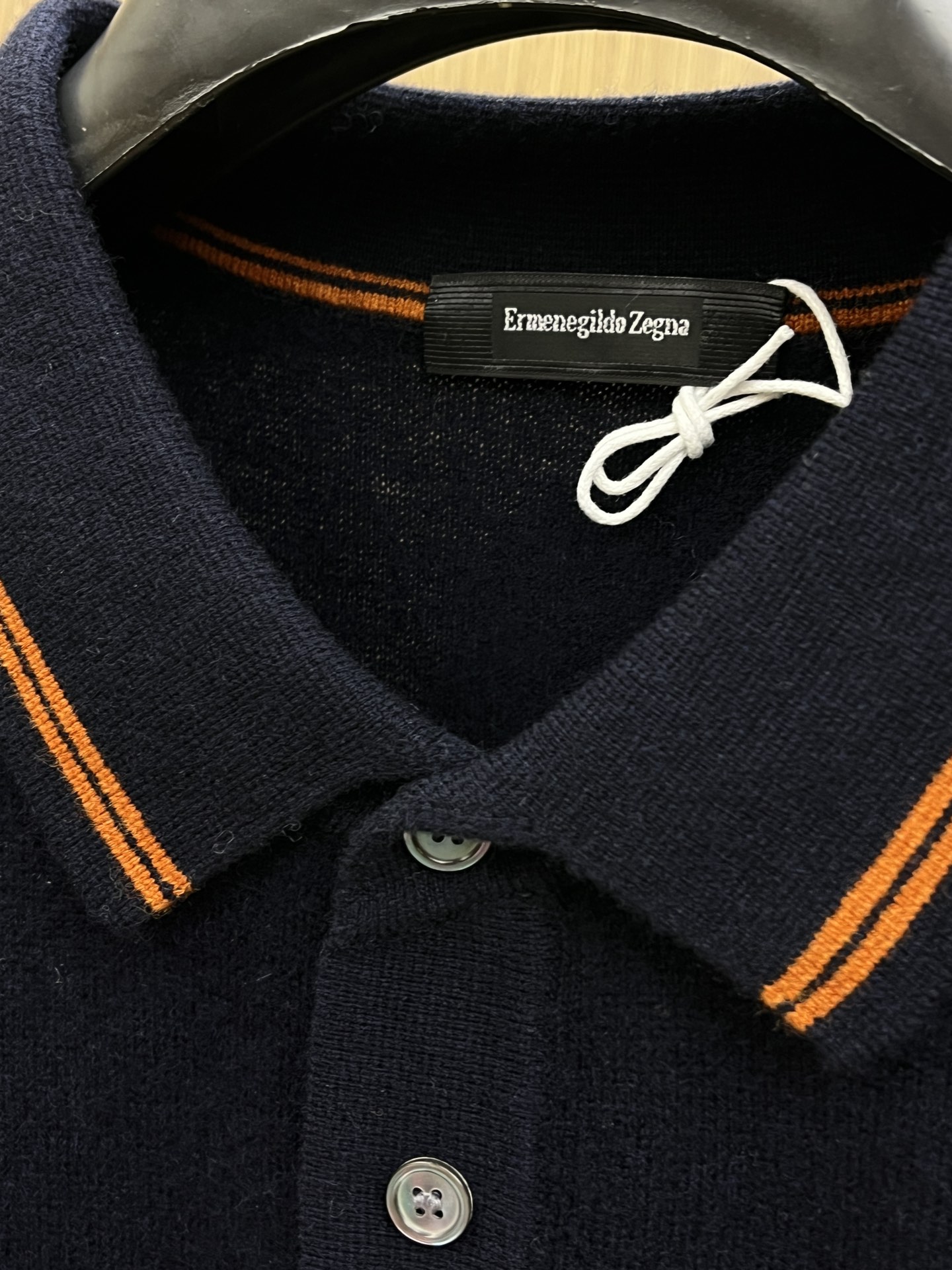 秋冬 ZZ 采用羊绒羊毛混纺纱线，保暖性佳，蓬松柔软，加倍呵护肌肤，给你轻如无物的穿着感体验。高品质天然