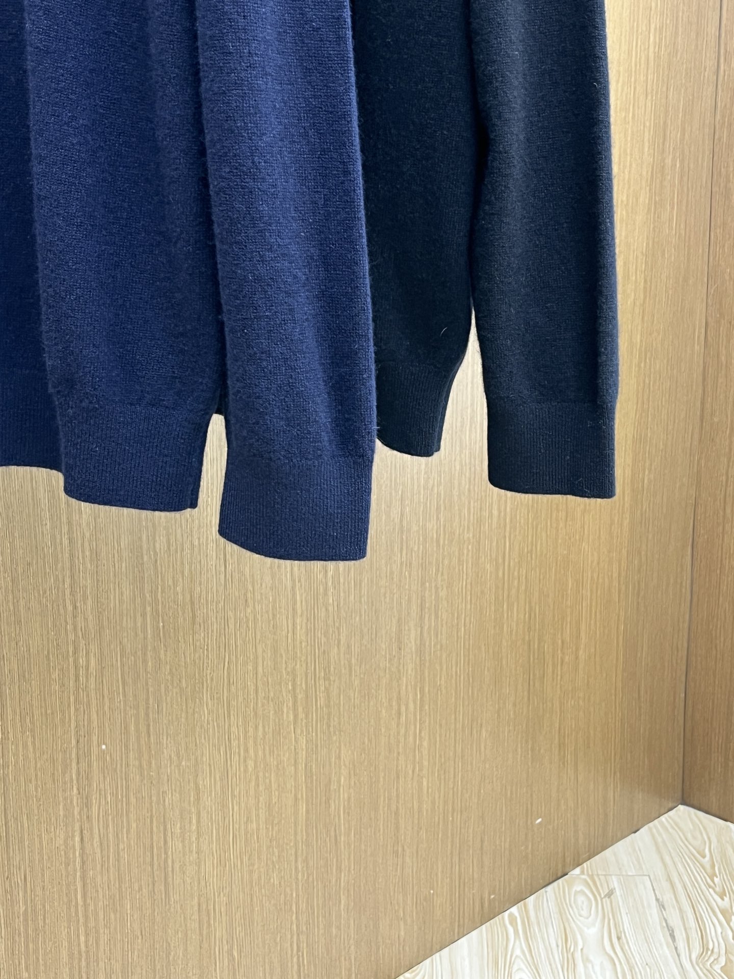 秋冬 ZZ 采用羊绒羊毛混纺纱线，保暖性佳，蓬松柔软，加倍呵护肌肤，给你轻如无物的穿着感体验。高品质天然