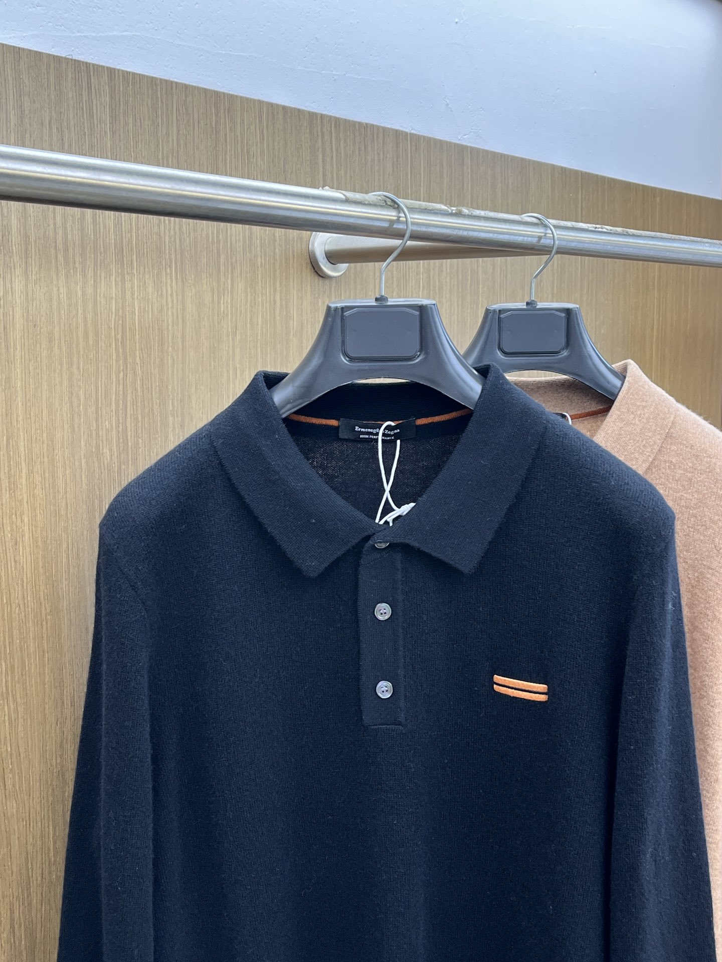 秋冬 ZZ 采用羊绒羊毛混纺纱线，保暖性佳，蓬松柔软，加倍呵护肌肤，给你轻如无物的穿着感体验。高品质天然