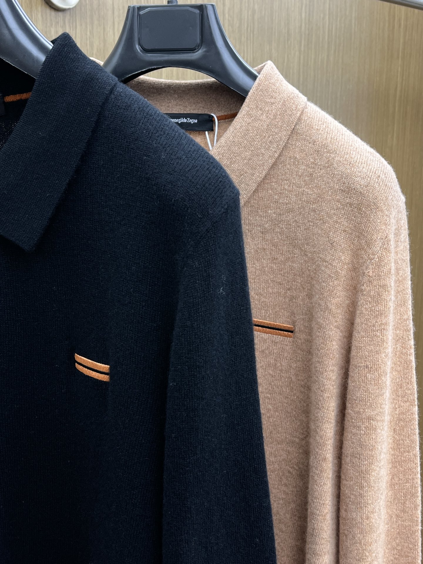 秋冬 ZZ 采用羊绒羊毛混纺纱线，保暖性佳，蓬松柔软，加倍呵护肌肤，给你轻如无物的穿着感体验。高品质天然