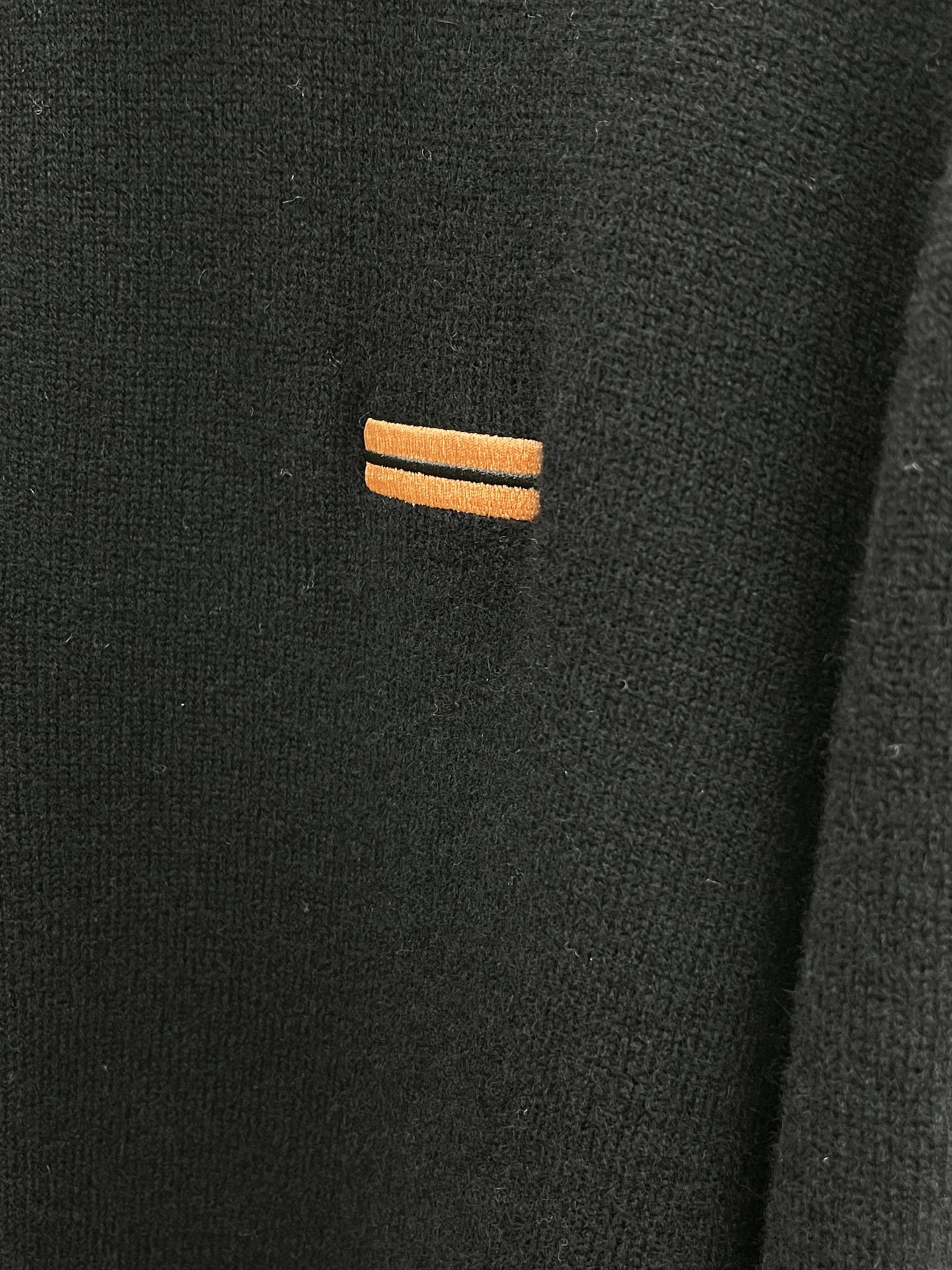 秋冬 ZZ 采用羊绒羊毛混纺纱线，保暖性佳，蓬松柔软，加倍呵护肌肤，给你轻如无物的穿着感体验。高品质天然