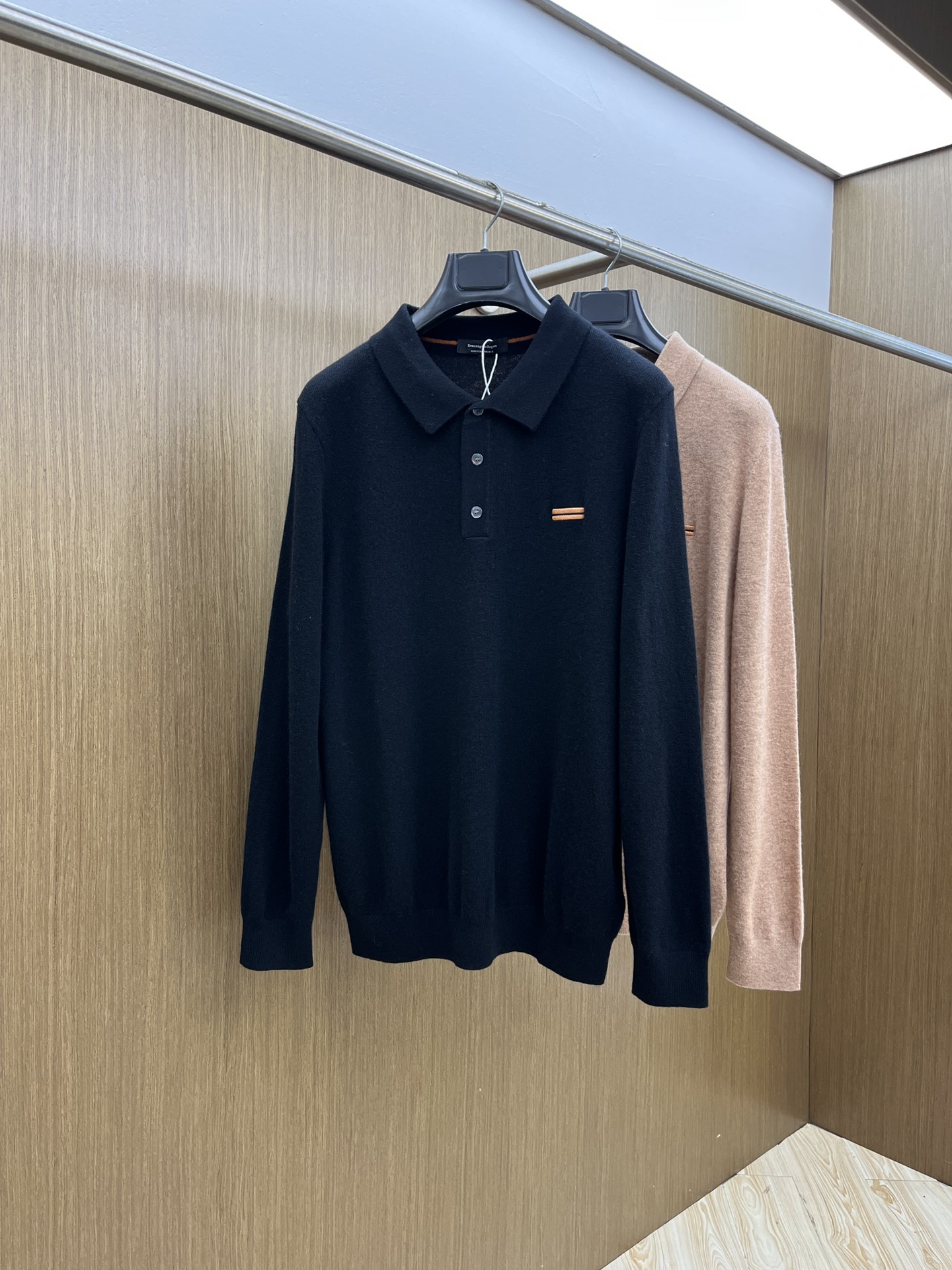 秋冬 ZZ 采用羊绒羊毛混纺纱线，保暖性佳，蓬松柔软，加倍呵护肌肤，给你轻如无物的穿着感体验。高品质天然