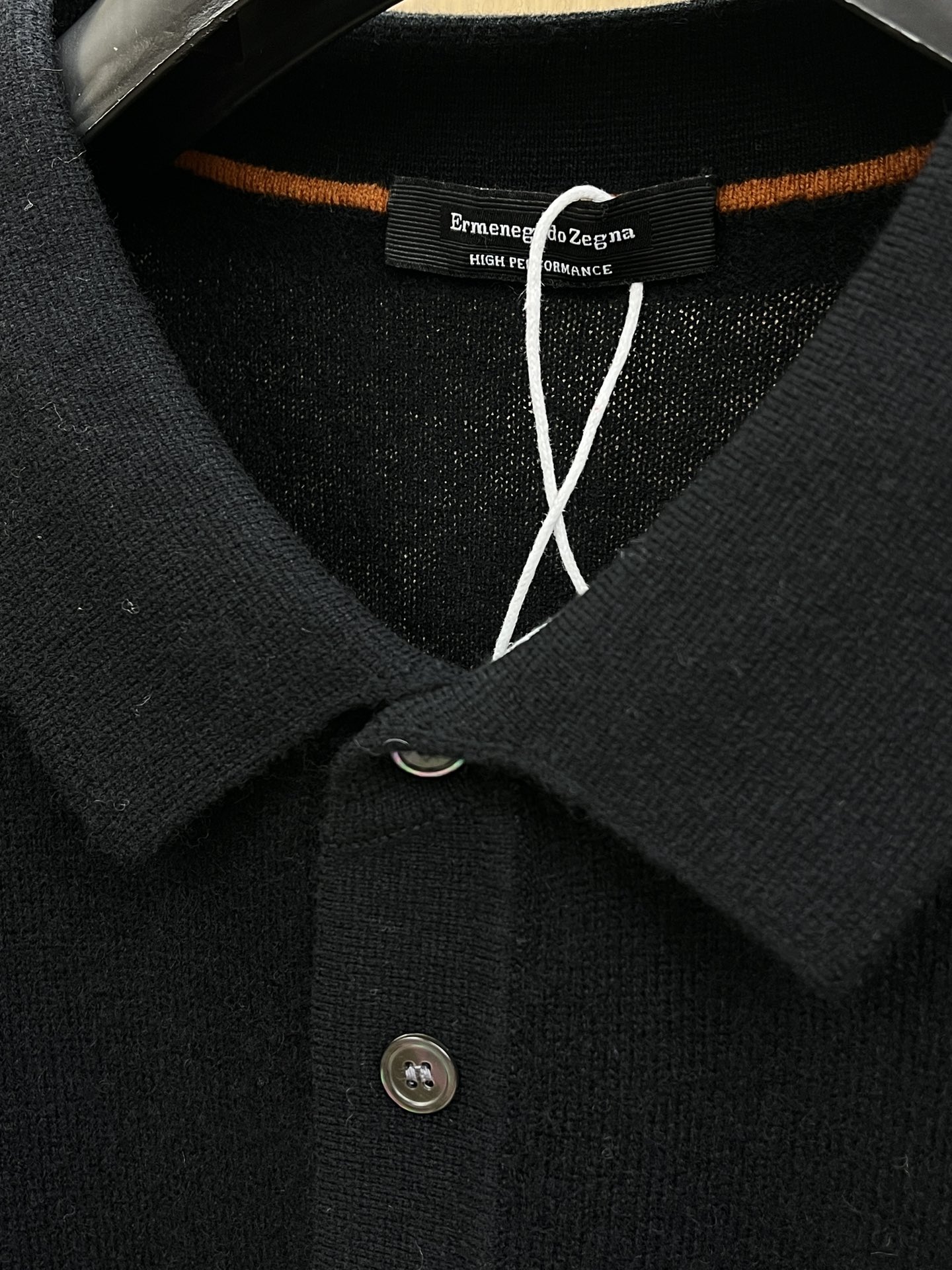 秋冬 ZZ 采用羊绒羊毛混纺纱线，保暖性佳，蓬松柔软，加倍呵护肌肤，给你轻如无物的穿着感体验。高品质天然