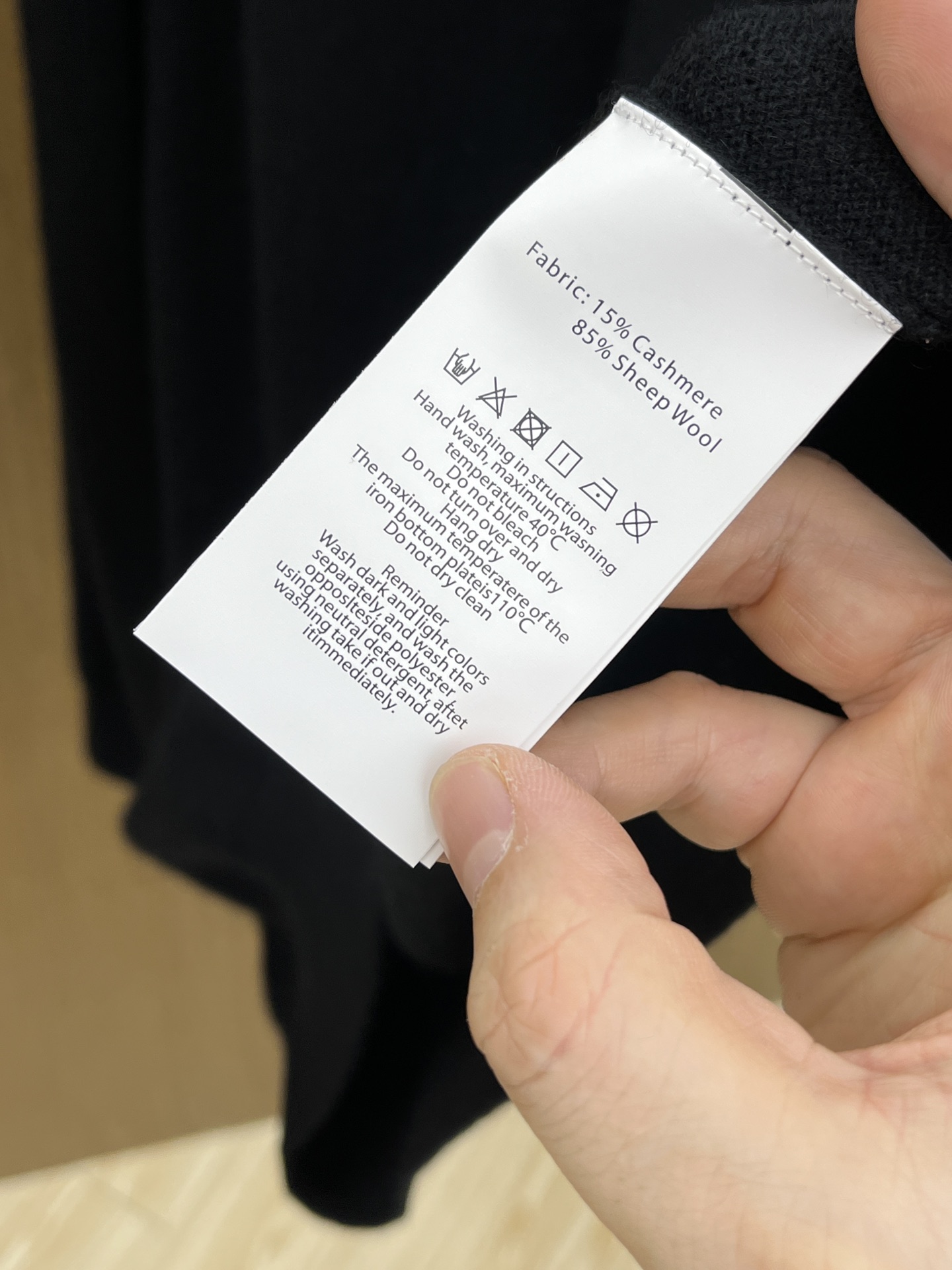 秋冬 ZZ 采用羊绒羊毛混纺纱线，保暖性佳，蓬松柔软，加倍呵护肌肤，给你轻如无物的穿着感体验。高品质天然