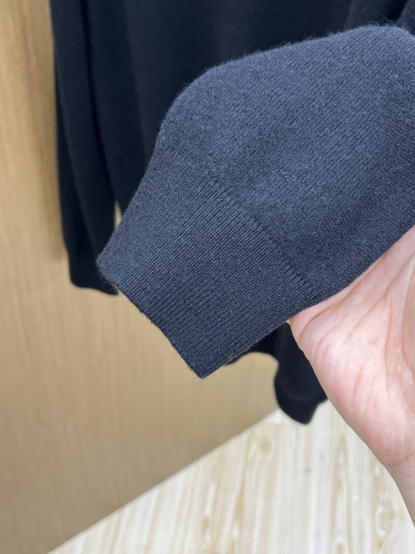 秋冬 ZZ 采用羊绒羊毛混纺纱线，保暖性佳，蓬松柔软，加倍呵护肌肤，给你轻如无物的穿着感体验。高品质天然