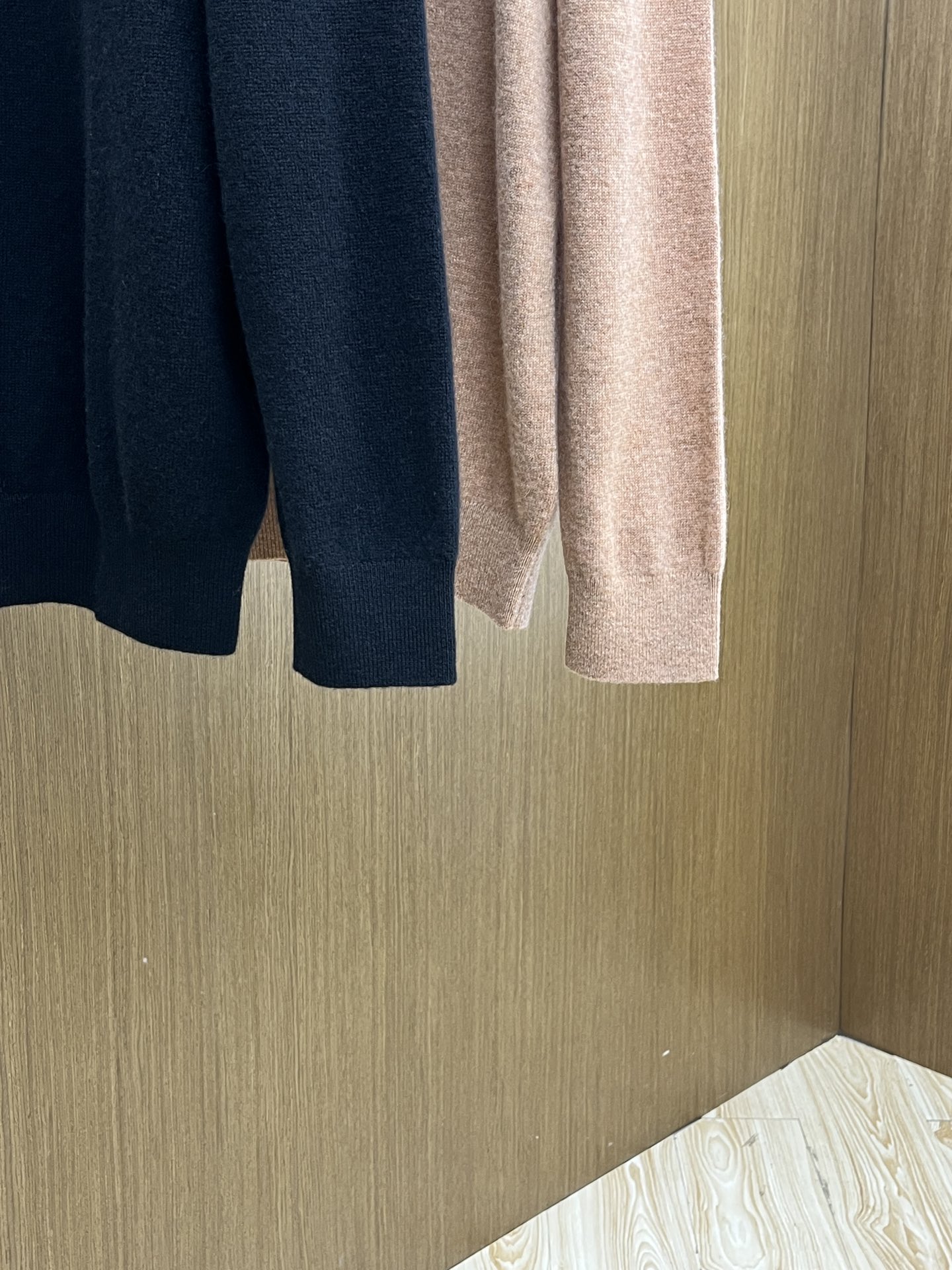 秋冬 ZZ 采用羊绒羊毛混纺纱线，保暖性佳，蓬松柔软，加倍呵护肌肤，给你轻如无物的穿着感体验。高品质天然