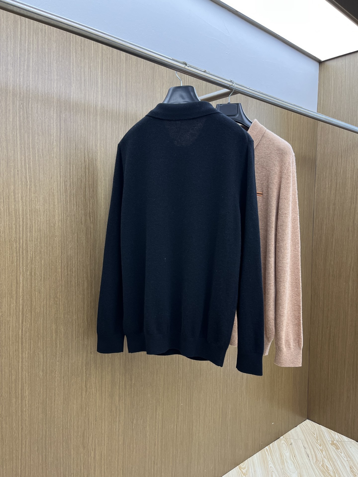 秋冬 ZZ 采用羊绒羊毛混纺纱线，保暖性佳，蓬松柔软，加倍呵护肌肤，给你轻如无物的穿着感体验。高品质天然