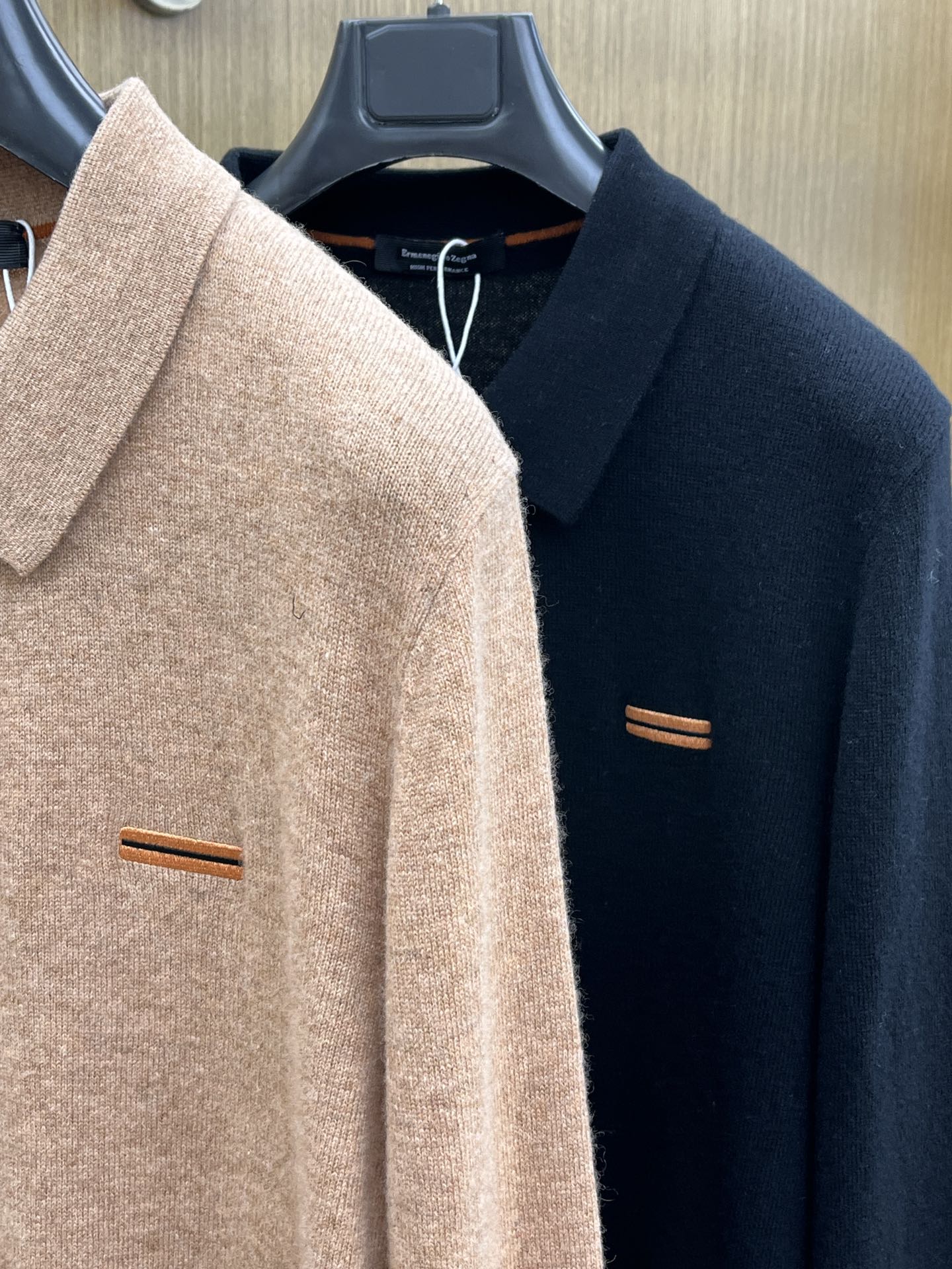 秋冬 ZZ 采用羊绒羊毛混纺纱线，保暖性佳，蓬松柔软，加倍呵护肌肤，给你轻如无物的穿着感体验。高品质天然