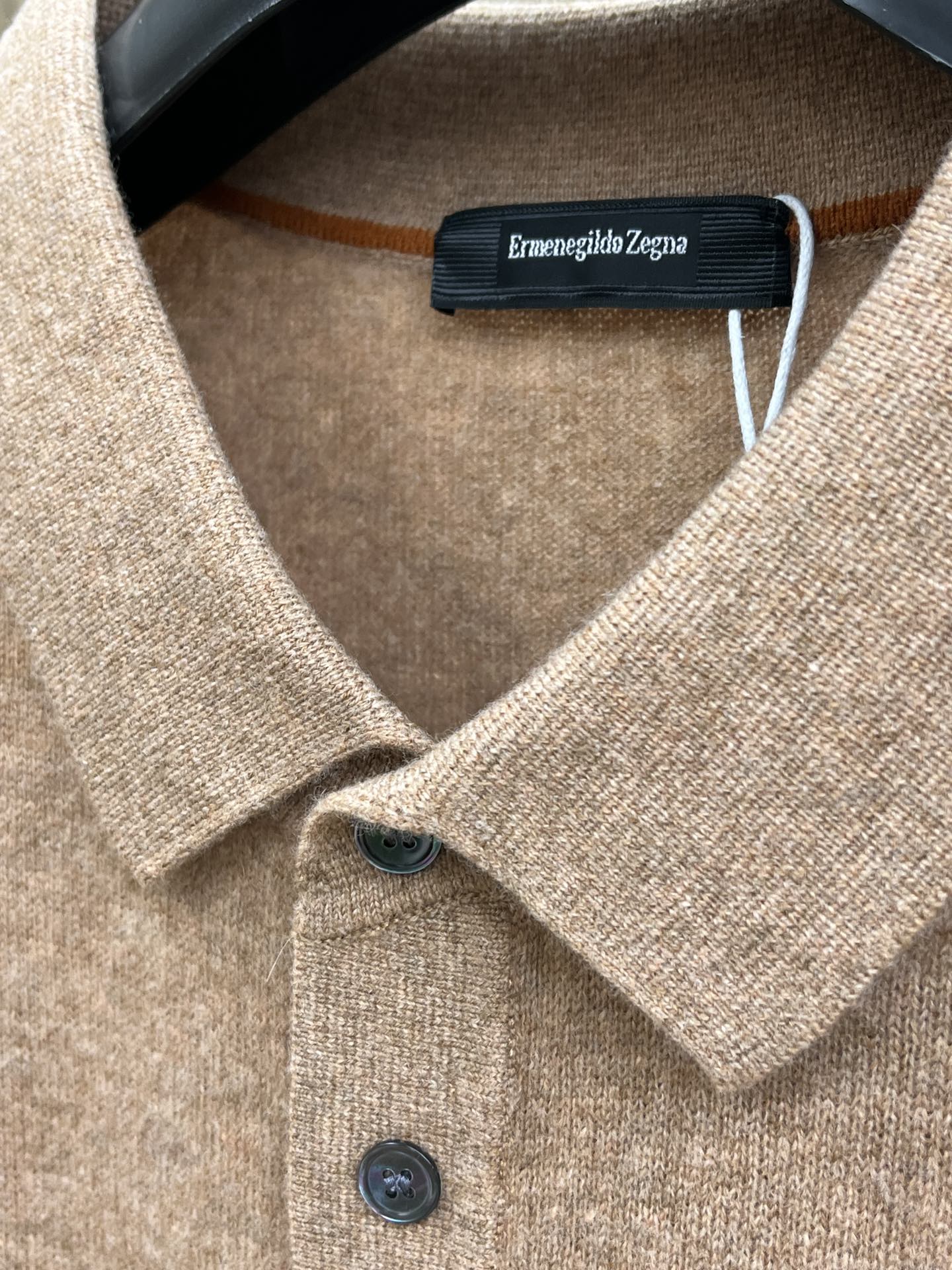 秋冬 ZZ 采用羊绒羊毛混纺纱线，保暖性佳，蓬松柔软，加倍呵护肌肤，给你轻如无物的穿着感体验。高品质天然