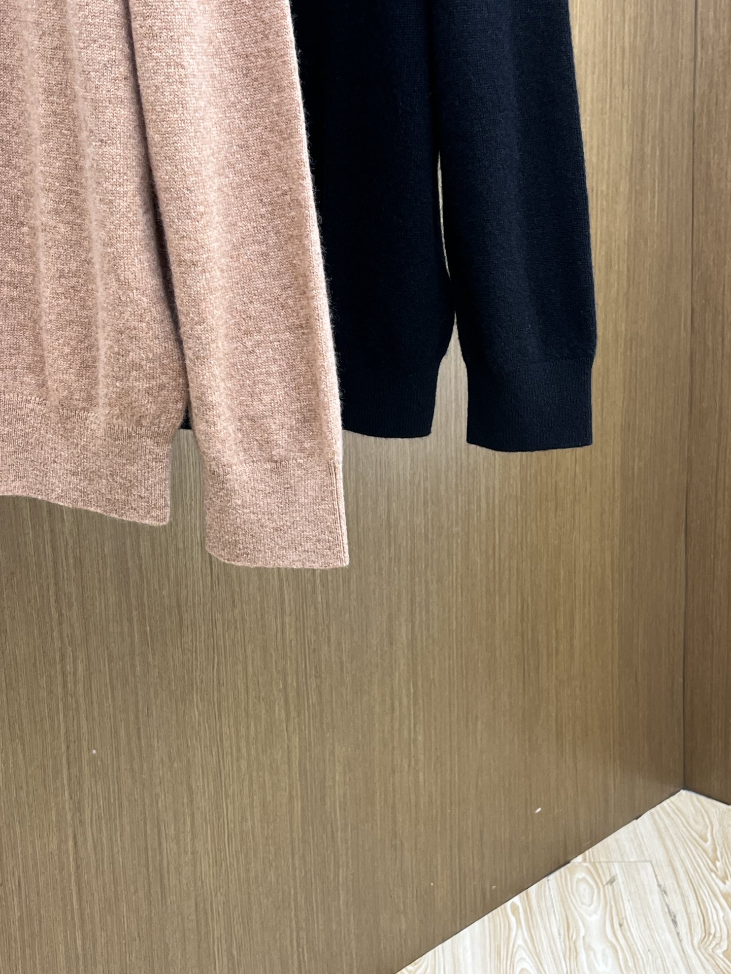 秋冬 ZZ 采用羊绒羊毛混纺纱线，保暖性佳，蓬松柔软，加倍呵护肌肤，给你轻如无物的穿着感体验。高品质天然