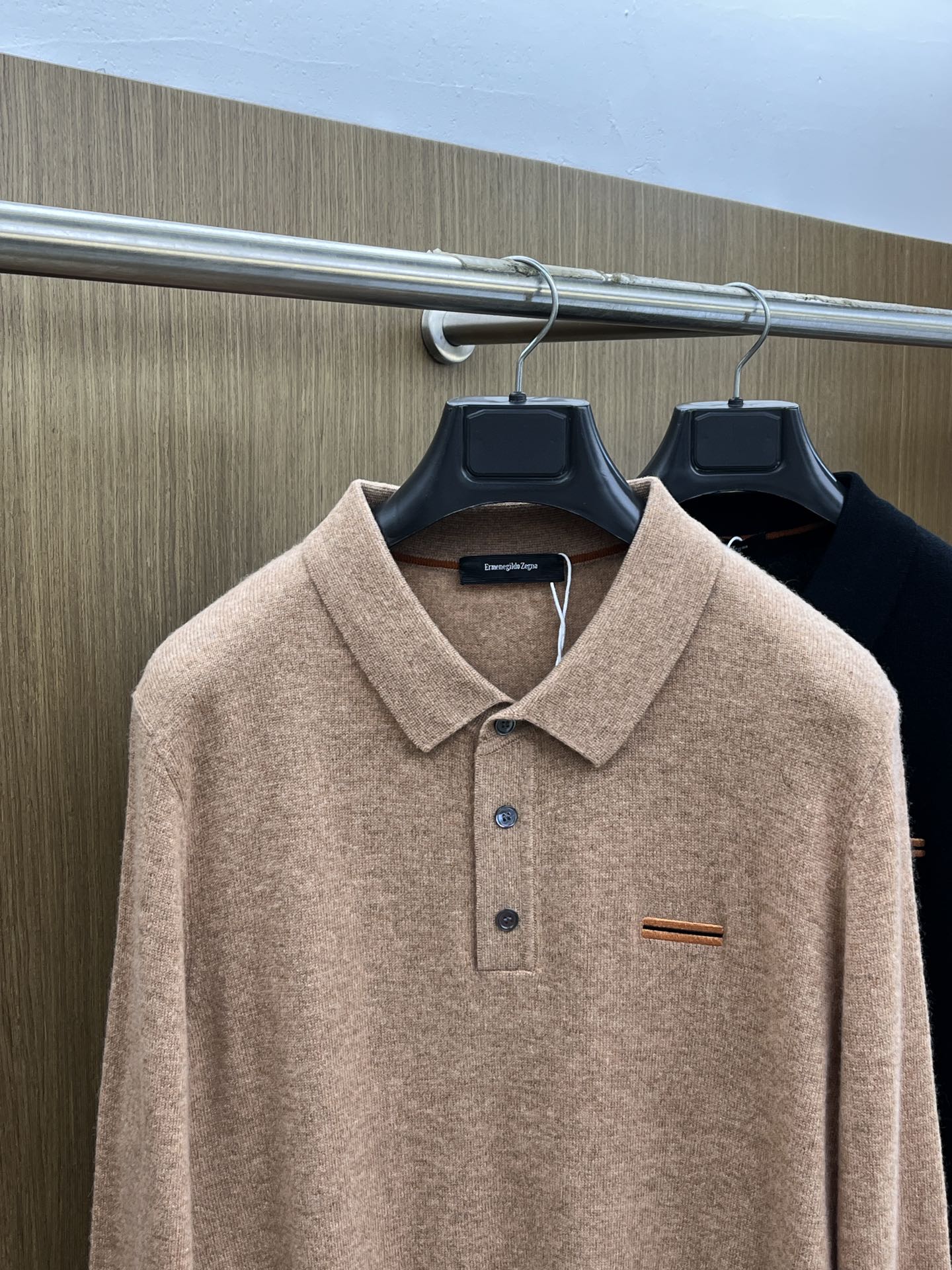 秋冬 ZZ 采用羊绒羊毛混纺纱线，保暖性佳，蓬松柔软，加倍呵护肌肤，给你轻如无物的穿着感体验。高品质天然