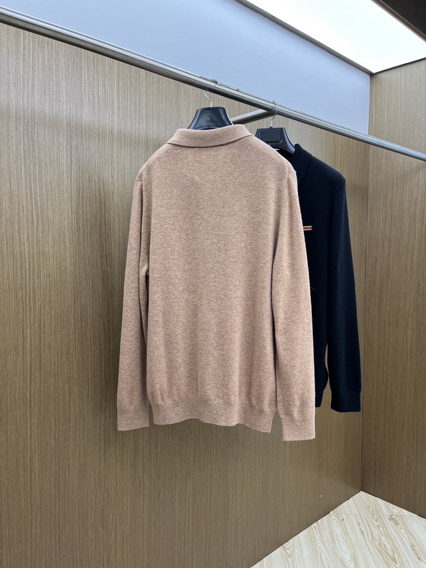 秋冬 ZZ 采用羊绒羊毛混纺纱线，保暖性佳，蓬松柔软，加倍呵护肌肤，给你轻如无物的穿着感体验。高品质天然