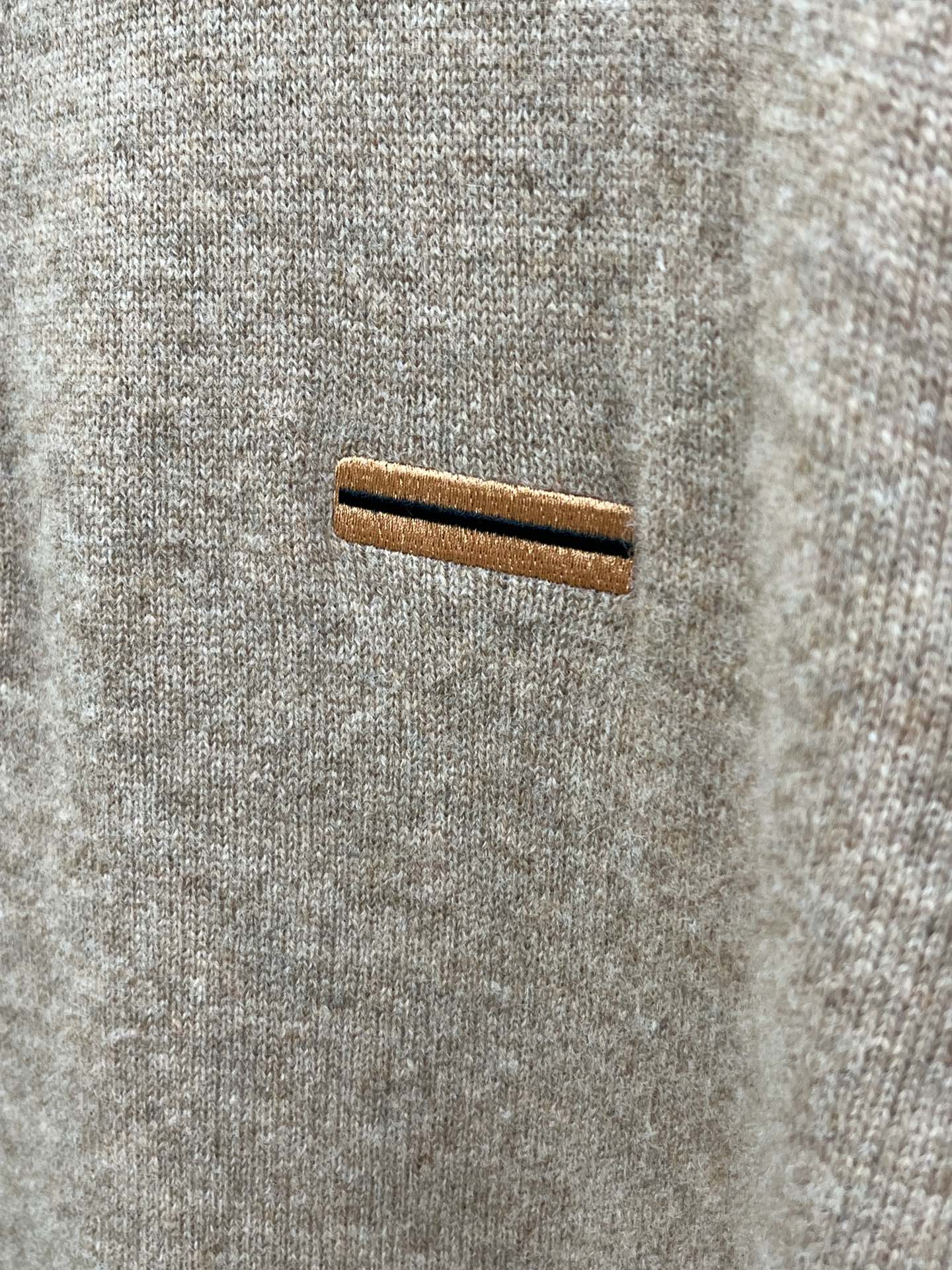 秋冬 ZZ 采用羊绒羊毛混纺纱线，保暖性佳，蓬松柔软，加倍呵护肌肤，给你轻如无物的穿着感体验。高品质天然