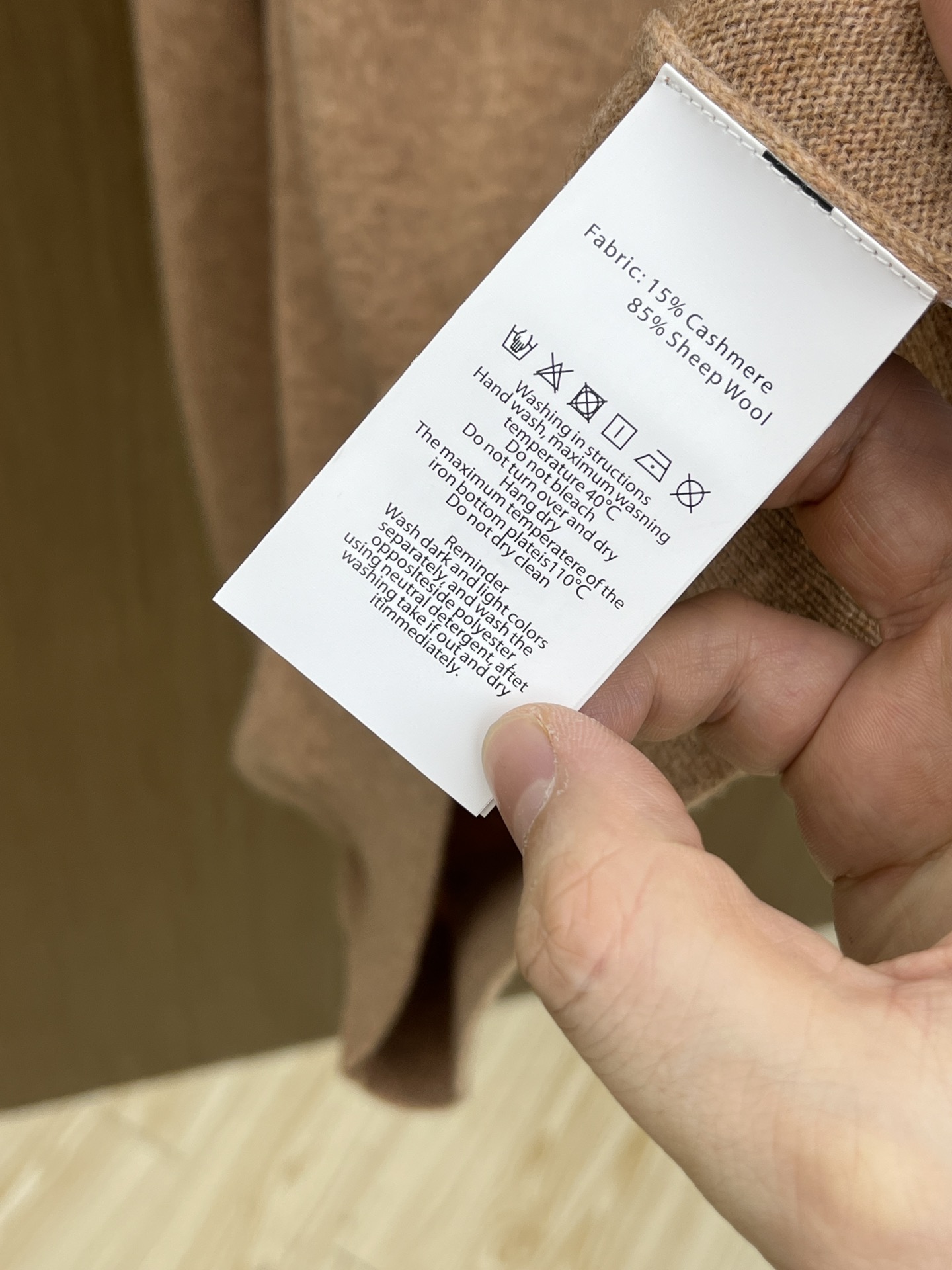 秋冬 ZZ 采用羊绒羊毛混纺纱线，保暖性佳，蓬松柔软，加倍呵护肌肤，给你轻如无物的穿着感体验。高品质天然