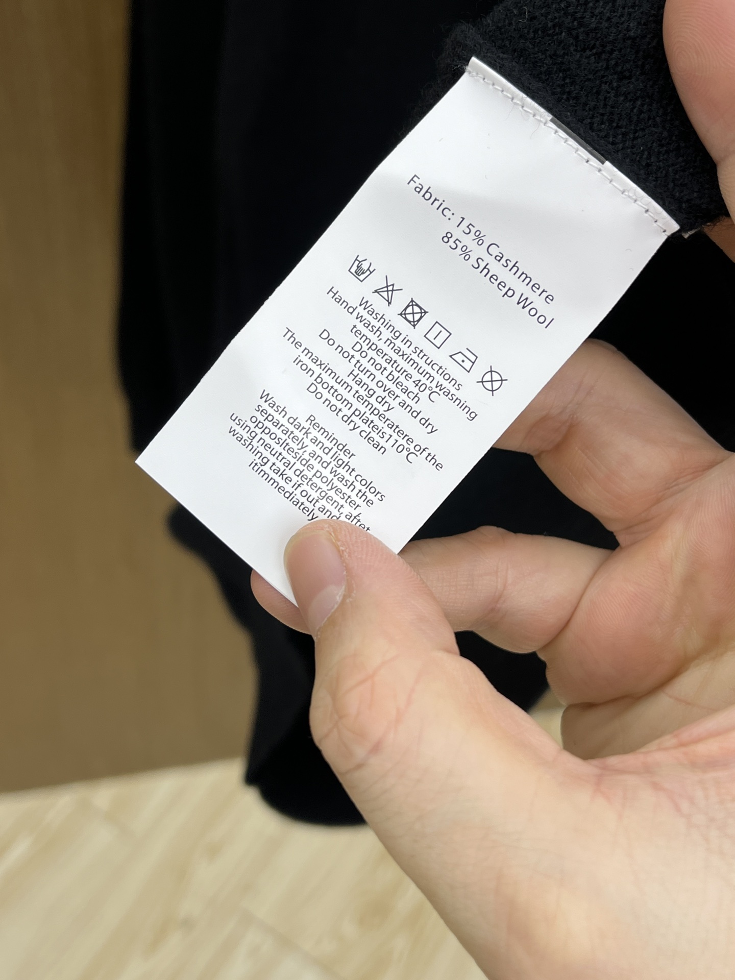 秋冬 ZZ 采用羊绒羊毛混纺纱线，保暖性佳，蓬松柔软，加倍呵护肌肤，给你轻如无物的穿着感体验。高品质天然