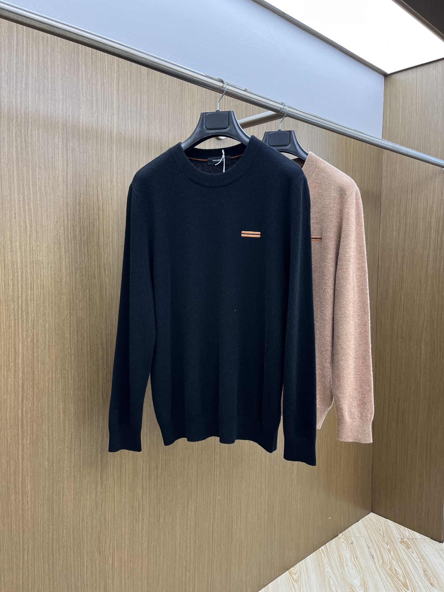 秋冬 ZZ 采用羊绒羊毛混纺纱线，保暖性佳，蓬松柔软，加倍呵护肌肤，给你轻如无物的穿着感体验。高品质天然