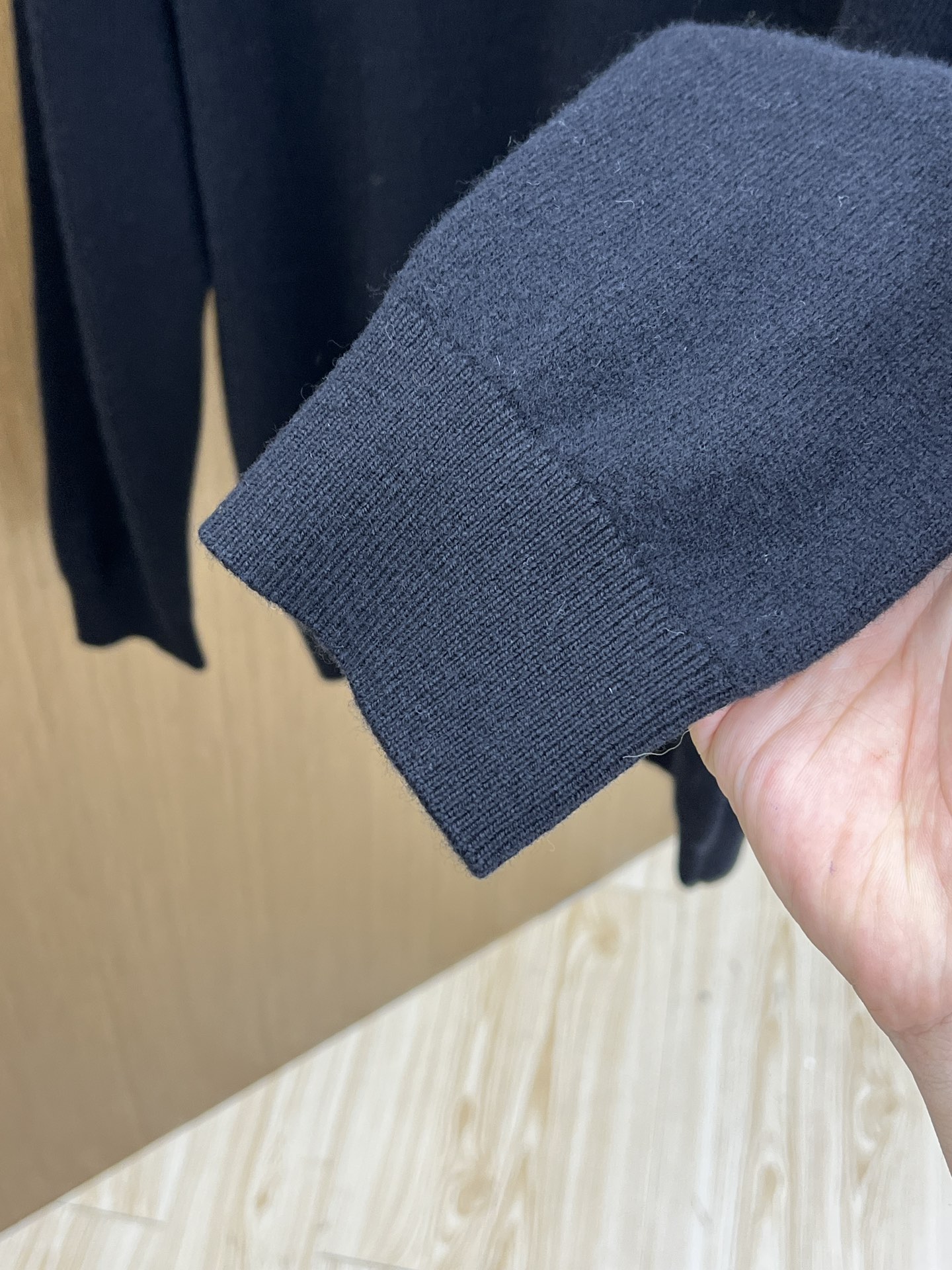 秋冬 ZZ 采用羊绒羊毛混纺纱线，保暖性佳，蓬松柔软，加倍呵护肌肤，给你轻如无物的穿着感体验。高品质天然