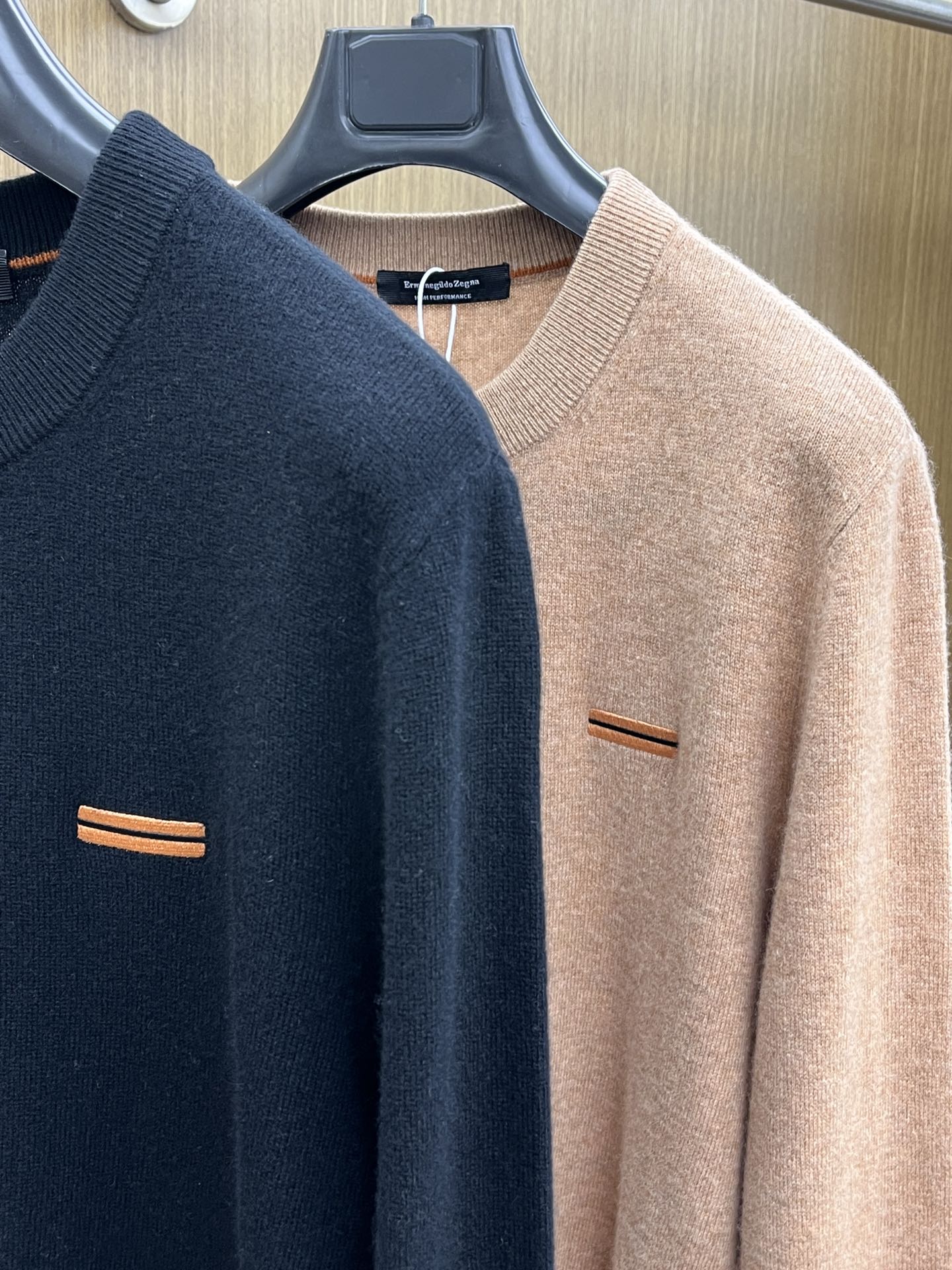 秋冬 ZZ 采用羊绒羊毛混纺纱线，保暖性佳，蓬松柔软，加倍呵护肌肤，给你轻如无物的穿着感体验。高品质天然