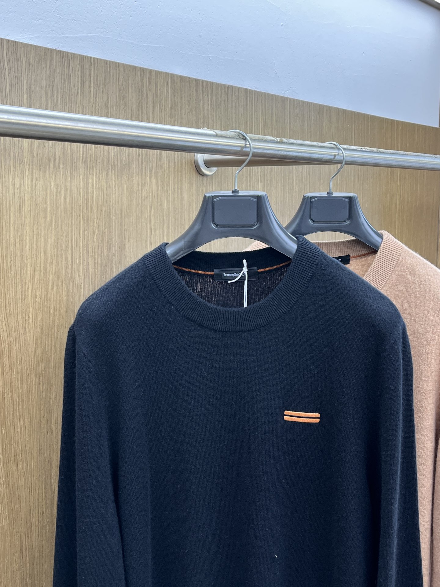 秋冬 ZZ 采用羊绒羊毛混纺纱线，保暖性佳，蓬松柔软，加倍呵护肌肤，给你轻如无物的穿着感体验。高品质天然