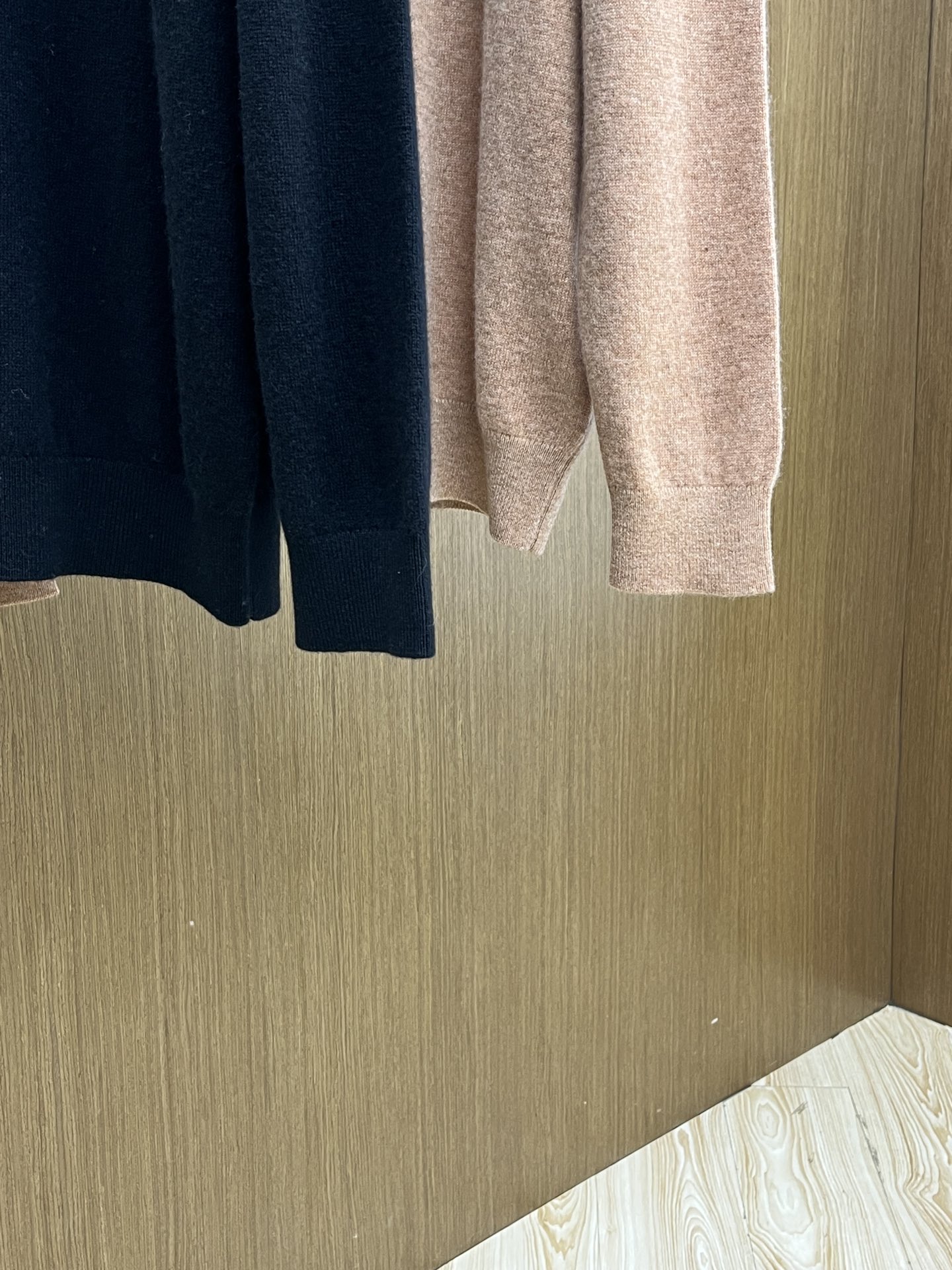 秋冬 ZZ 采用羊绒羊毛混纺纱线，保暖性佳，蓬松柔软，加倍呵护肌肤，给你轻如无物的穿着感体验。高品质天然