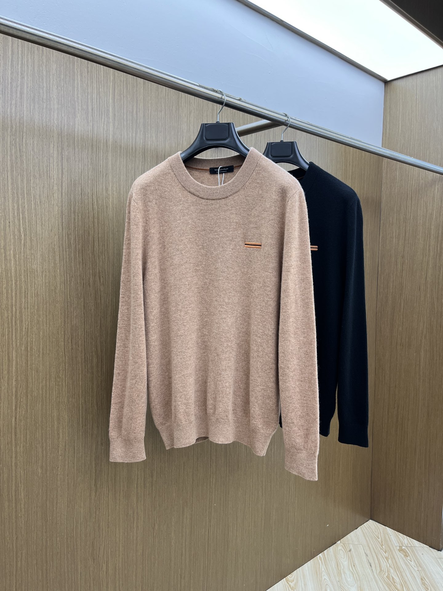 秋冬 ZZ 采用羊绒羊毛混纺纱线，保暖性佳，蓬松柔软，加倍呵护肌肤，给你轻如无物的穿着感体验。高品质天然