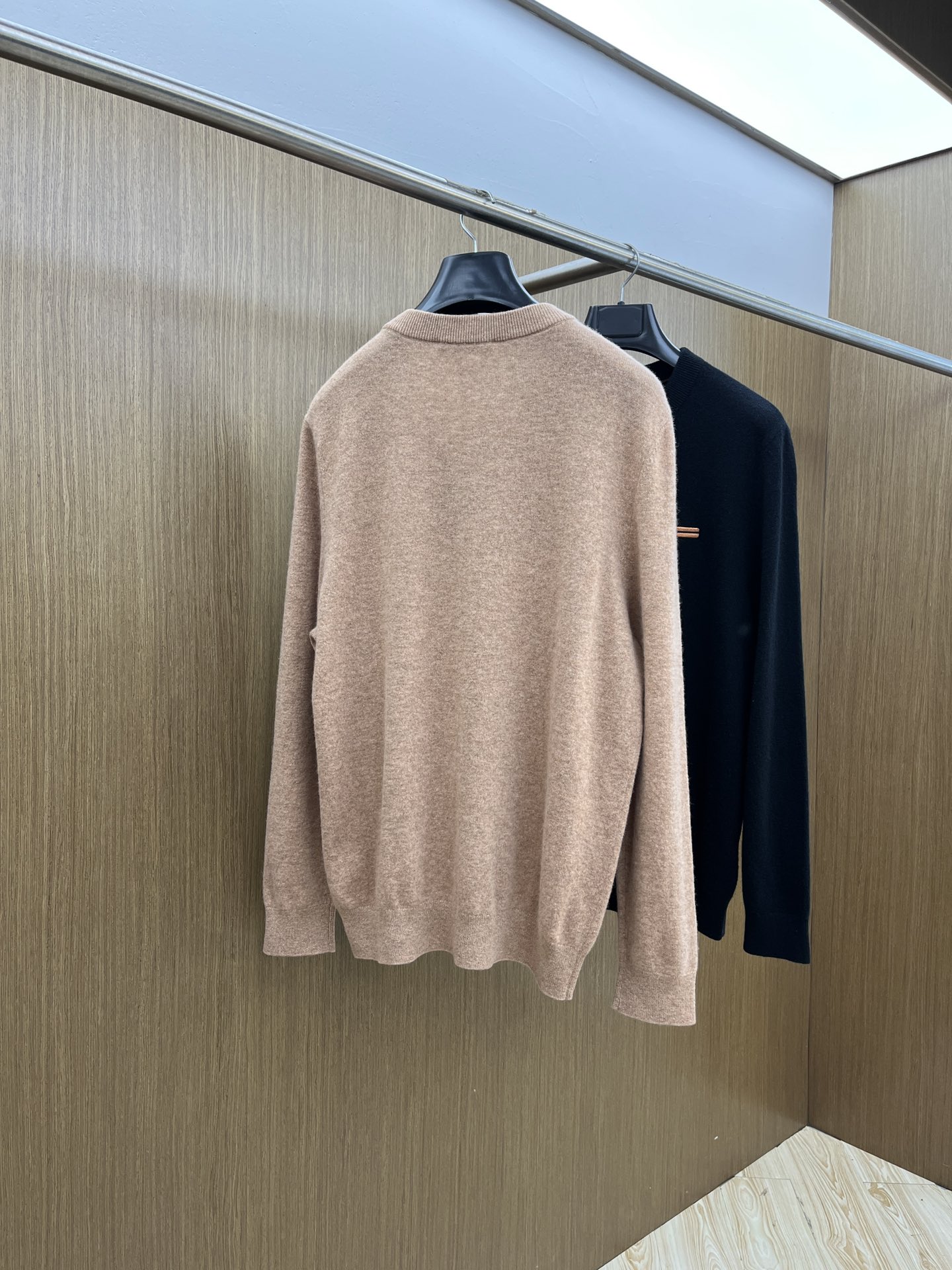 秋冬 ZZ 采用羊绒羊毛混纺纱线，保暖性佳，蓬松柔软，加倍呵护肌肤，给你轻如无物的穿着感体验。高品质天然