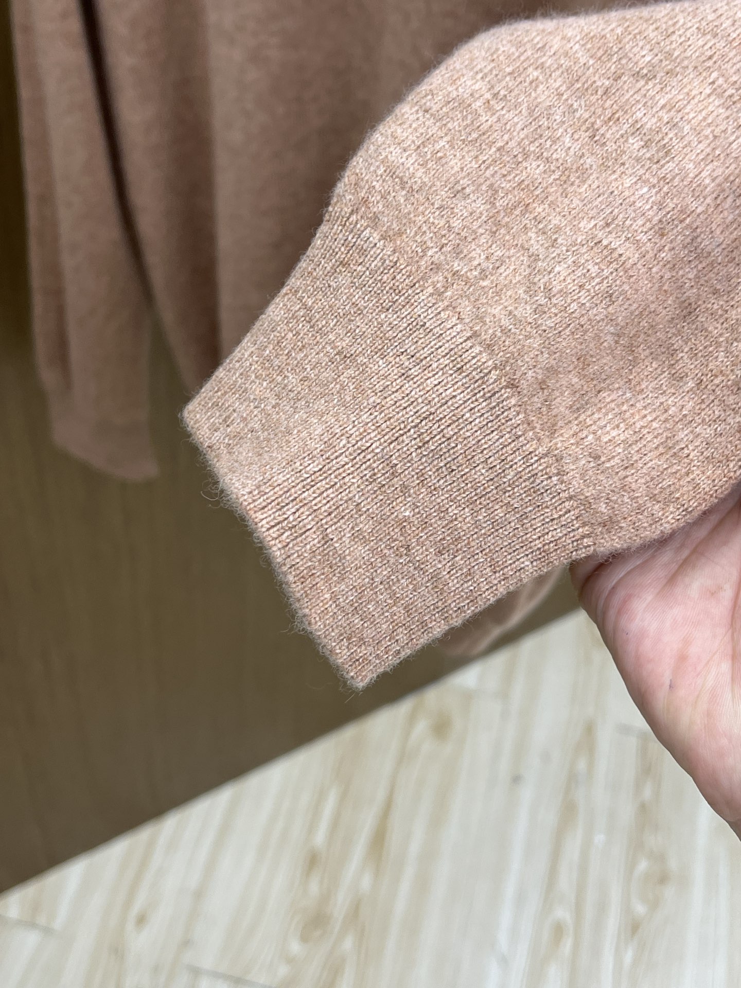 秋冬 ZZ 采用羊绒羊毛混纺纱线，保暖性佳，蓬松柔软，加倍呵护肌肤，给你轻如无物的穿着感体验。高品质天然