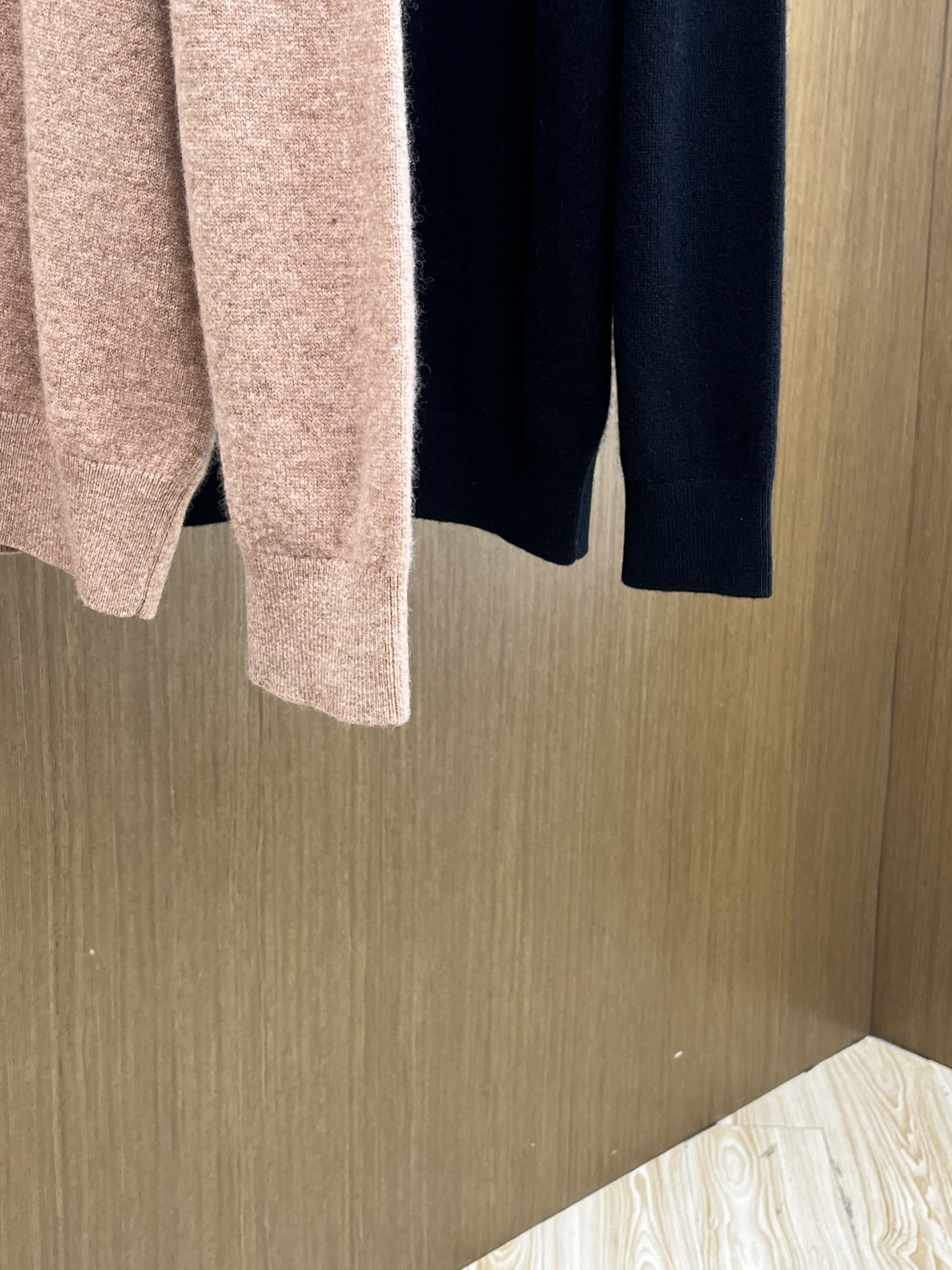 秋冬 ZZ 采用羊绒羊毛混纺纱线，保暖性佳，蓬松柔软，加倍呵护肌肤，给你轻如无物的穿着感体验。高品质天然