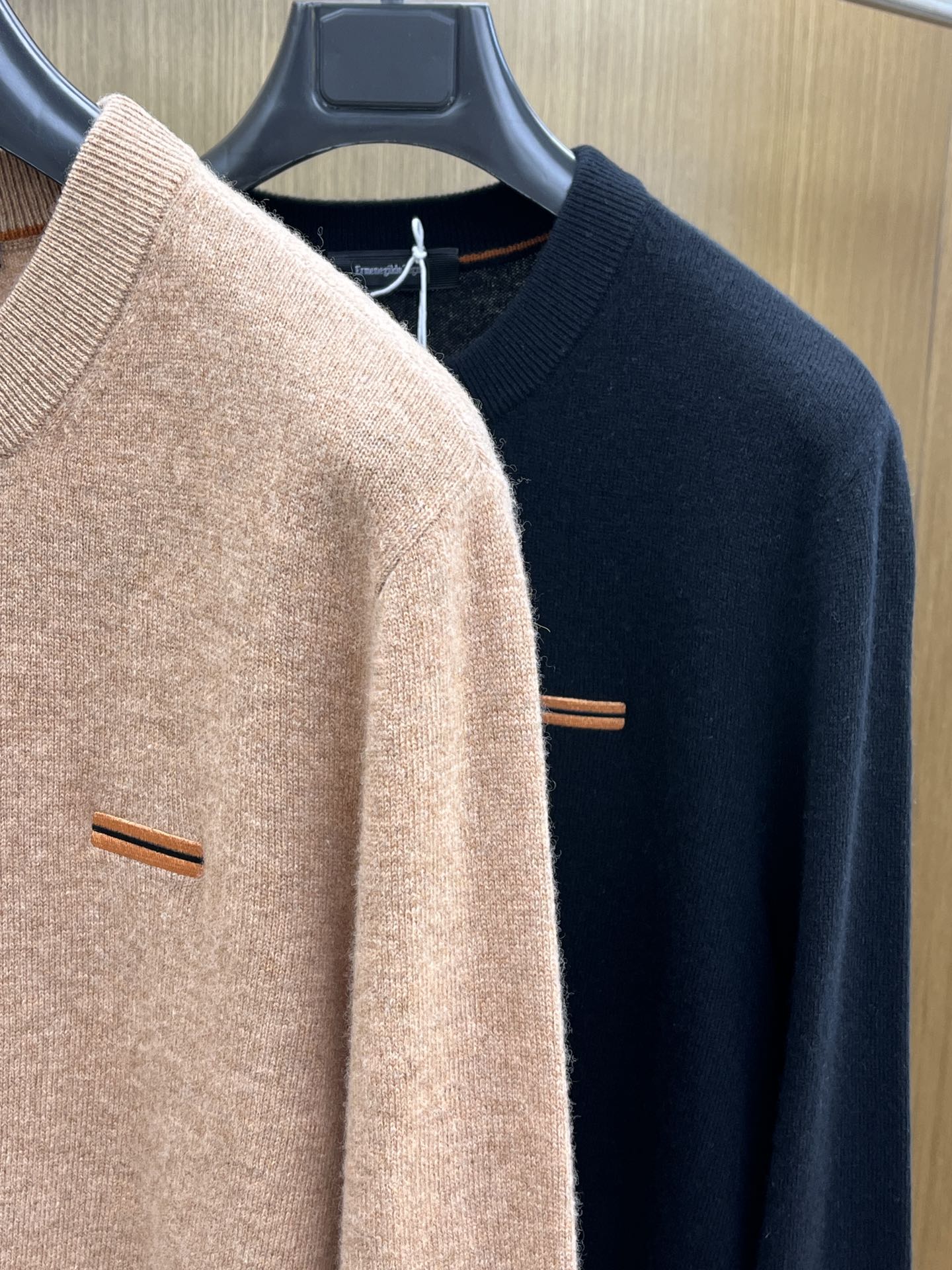 秋冬 ZZ 采用羊绒羊毛混纺纱线，保暖性佳，蓬松柔软，加倍呵护肌肤，给你轻如无物的穿着感体验。高品质天然