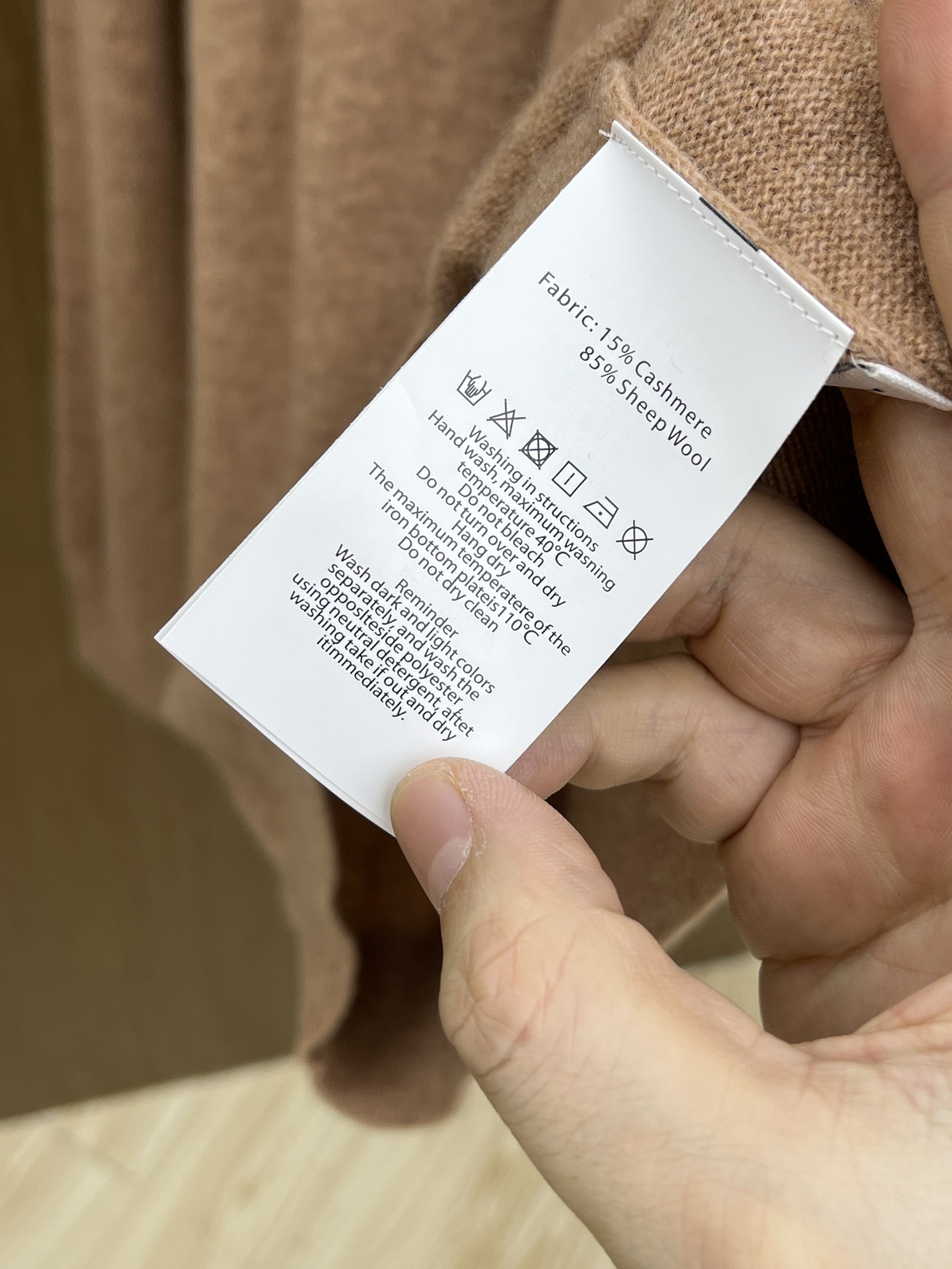 秋冬 ZZ 采用羊绒羊毛混纺纱线，保暖性佳，蓬松柔软，加倍呵护肌肤，给你轻如无物的穿着感体验。高品质天然