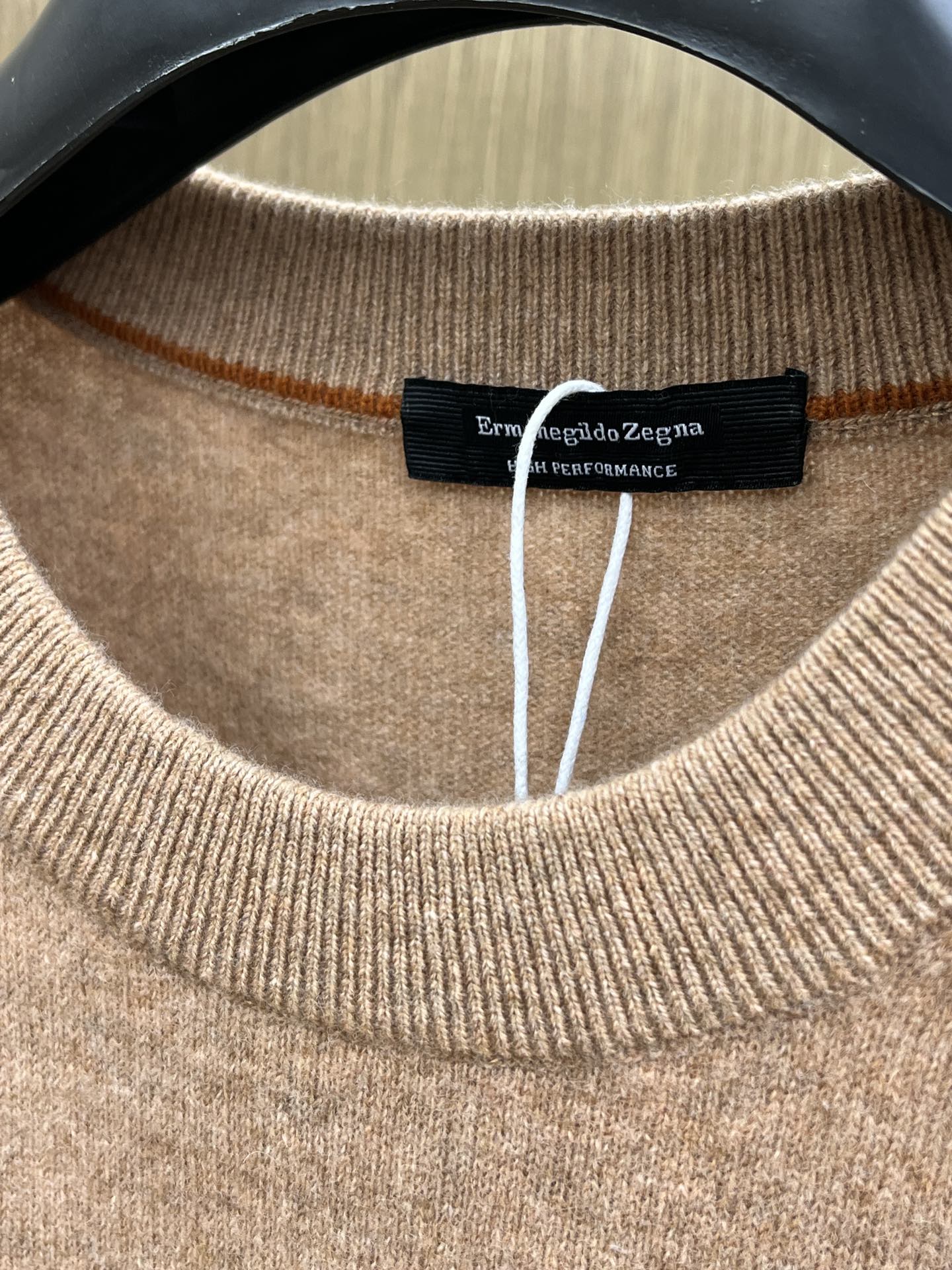 秋冬 ZZ 采用羊绒羊毛混纺纱线，保暖性佳，蓬松柔软，加倍呵护肌肤，给你轻如无物的穿着感体验。高品质天然