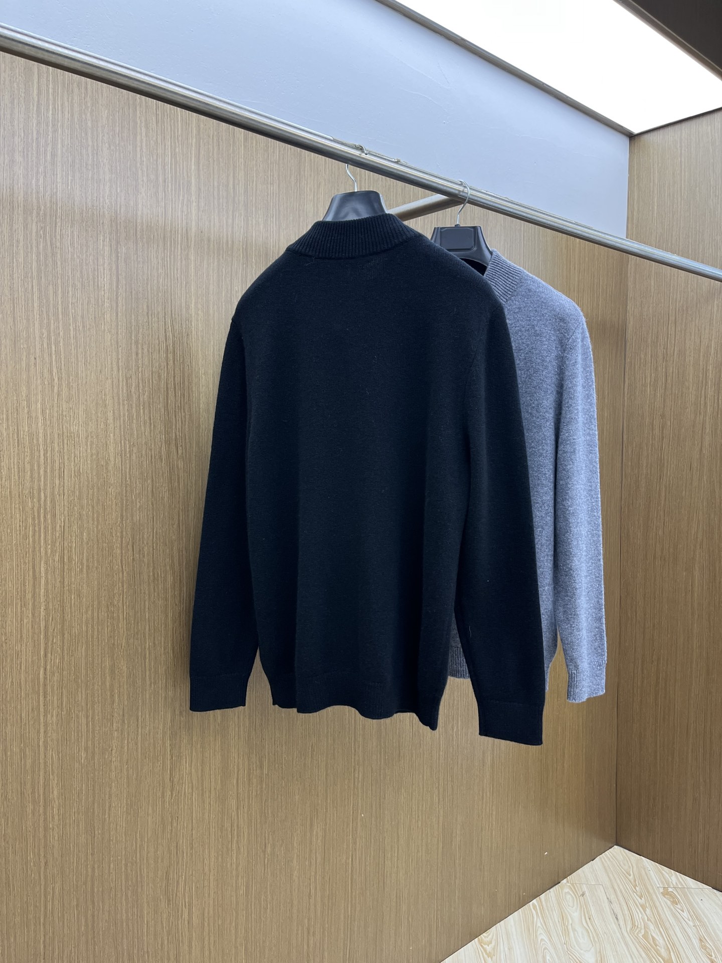 调价 秋冬 ZZ 采用羊绒羊毛混纺纱线，保暖性佳，蓬松柔软，加倍呵护肌肤，给你轻如无物的穿着感体验。高品