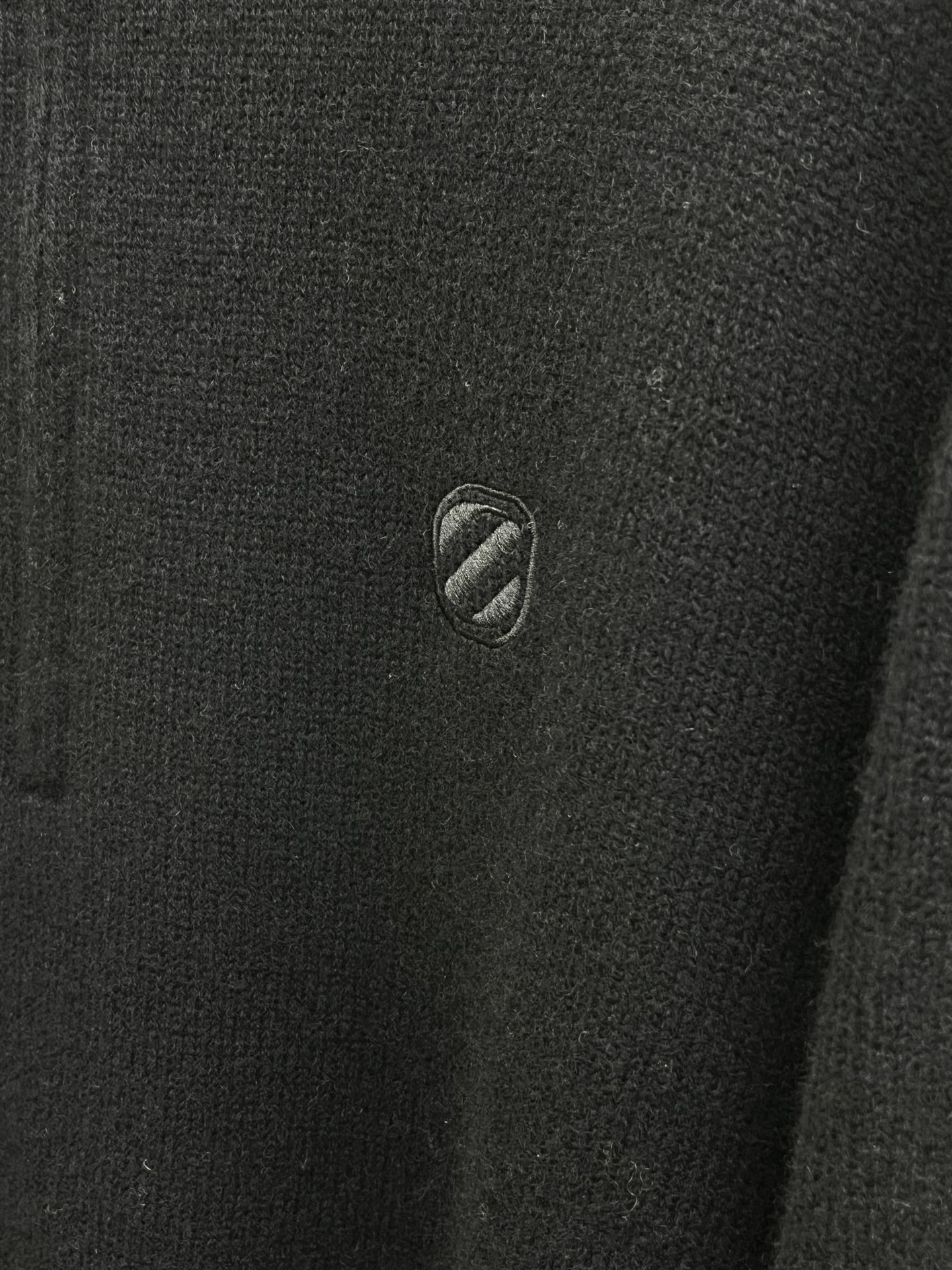 调价 秋冬 ZZ 采用羊绒羊毛混纺纱线，保暖性佳，蓬松柔软，加倍呵护肌肤，给你轻如无物的穿着感体验。高品