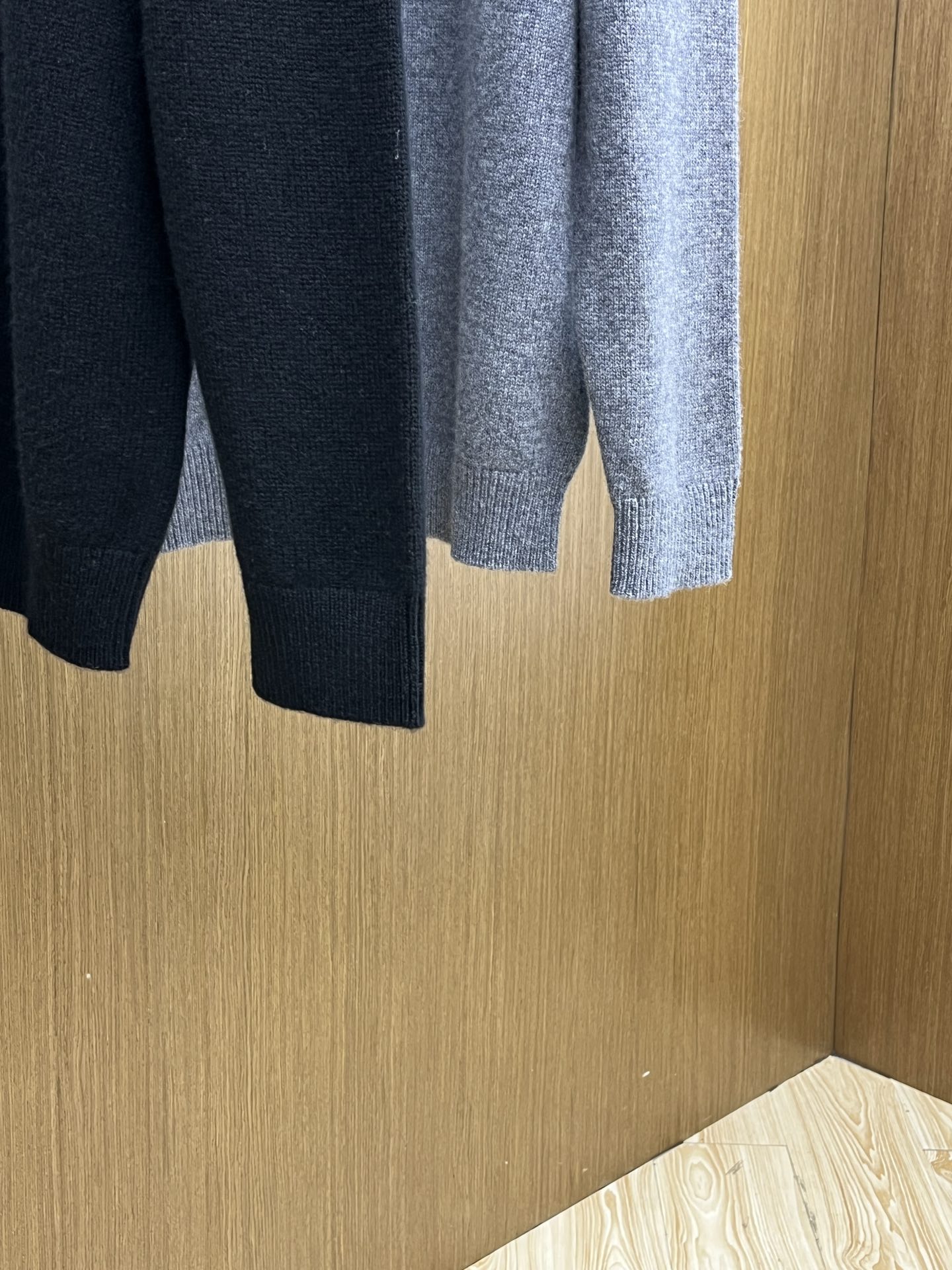 调价 秋冬 ZZ 采用羊绒羊毛混纺纱线，保暖性佳，蓬松柔软，加倍呵护肌肤，给你轻如无物的穿着感体验。高品