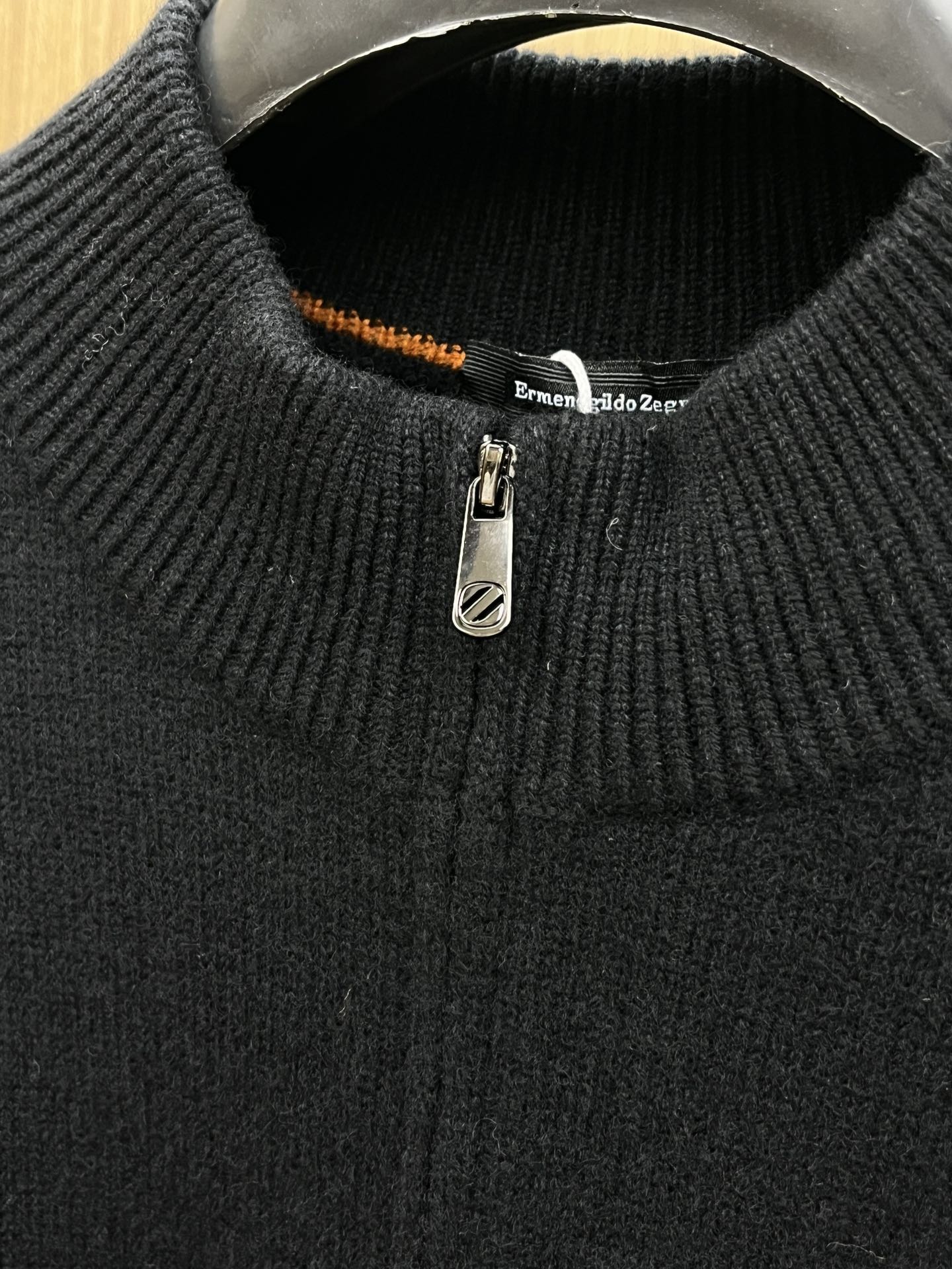 调价 秋冬 ZZ 采用羊绒羊毛混纺纱线，保暖性佳，蓬松柔软，加倍呵护肌肤，给你轻如无物的穿着感体验。高品