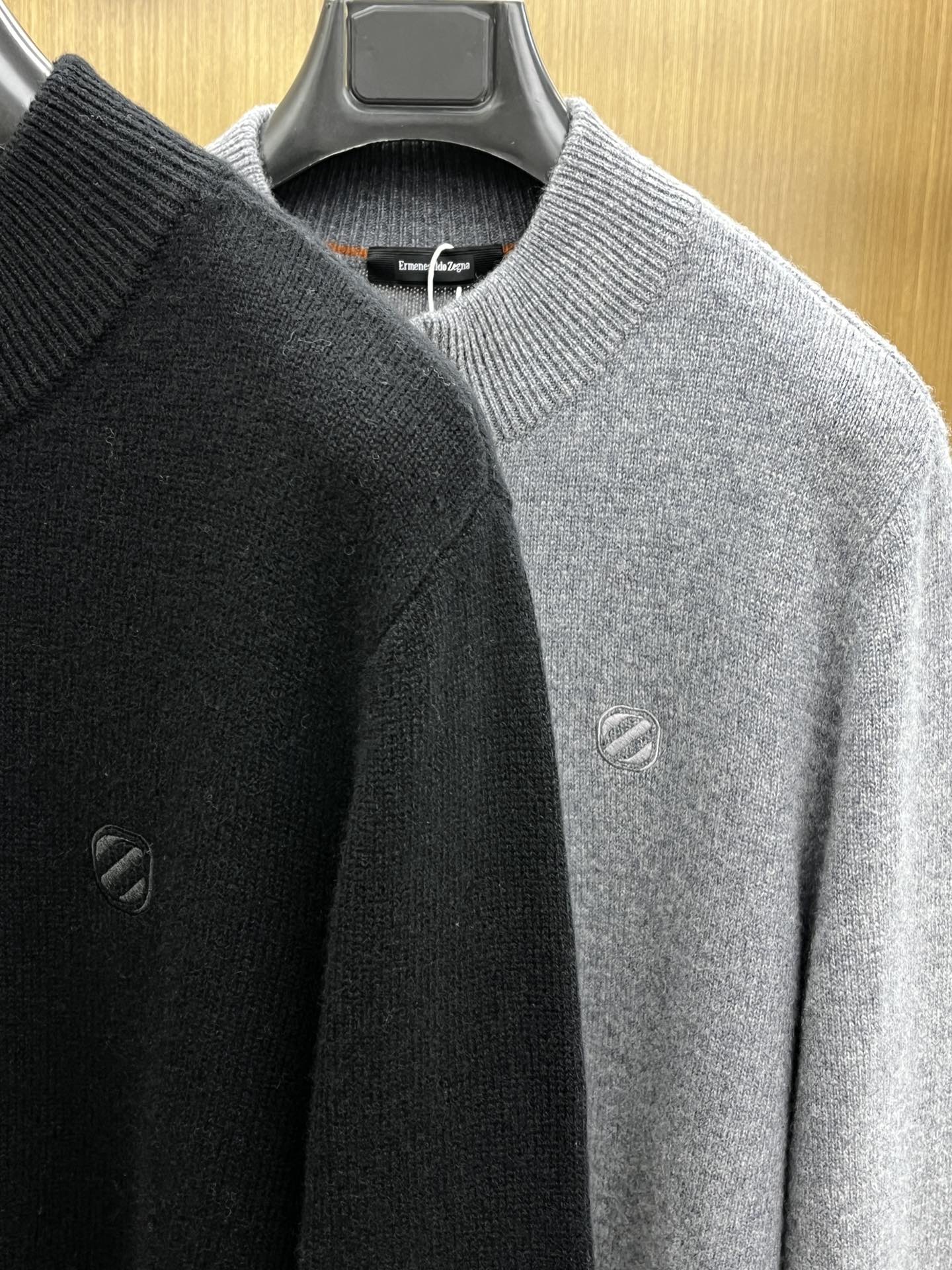 调价 秋冬 ZZ 采用羊绒羊毛混纺纱线，保暖性佳，蓬松柔软，加倍呵护肌肤，给你轻如无物的穿着感体验。高品