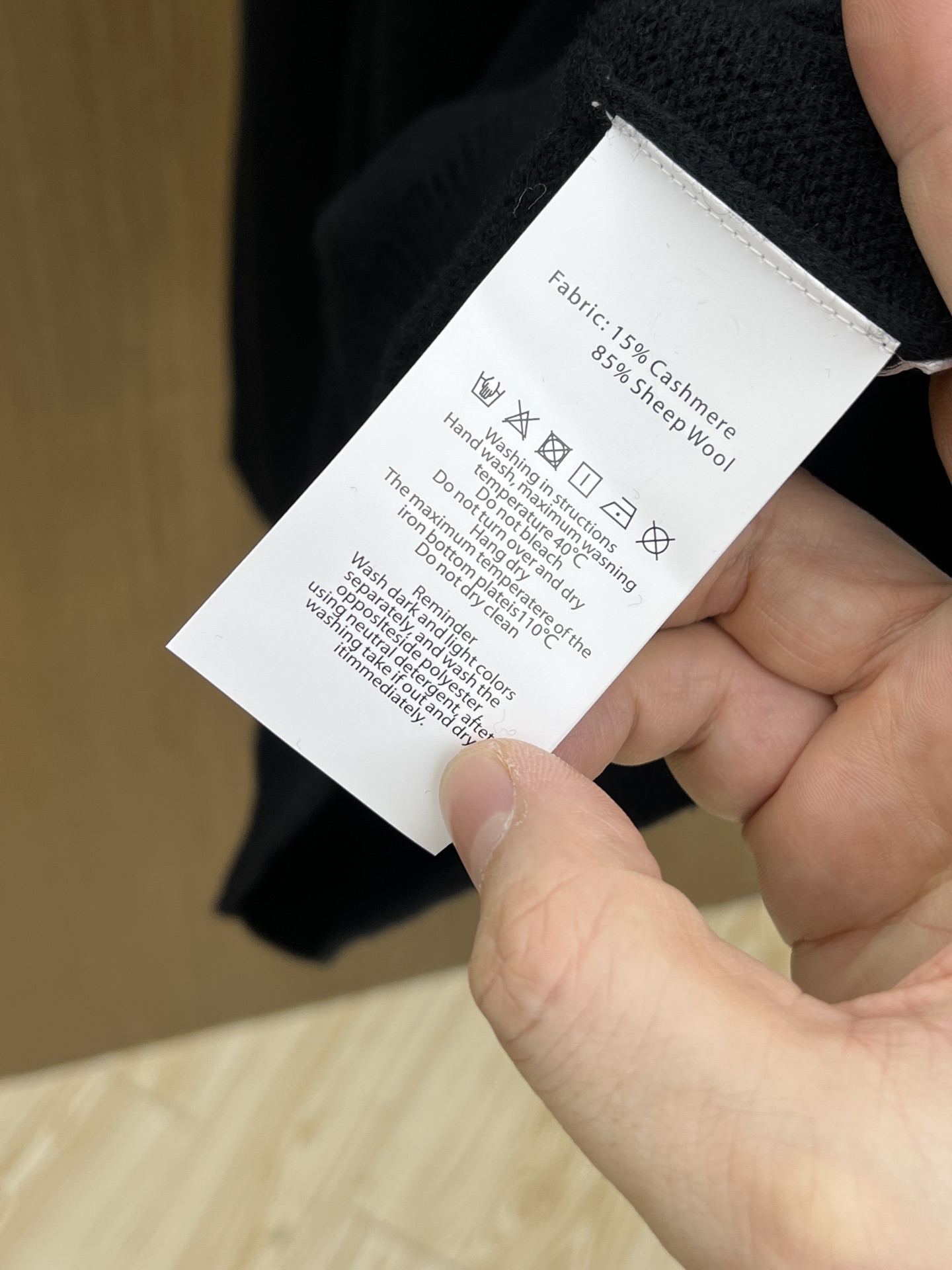 调价 秋冬 ZZ 采用羊绒羊毛混纺纱线，保暖性佳，蓬松柔软，加倍呵护肌肤，给你轻如无物的穿着感体验。高品