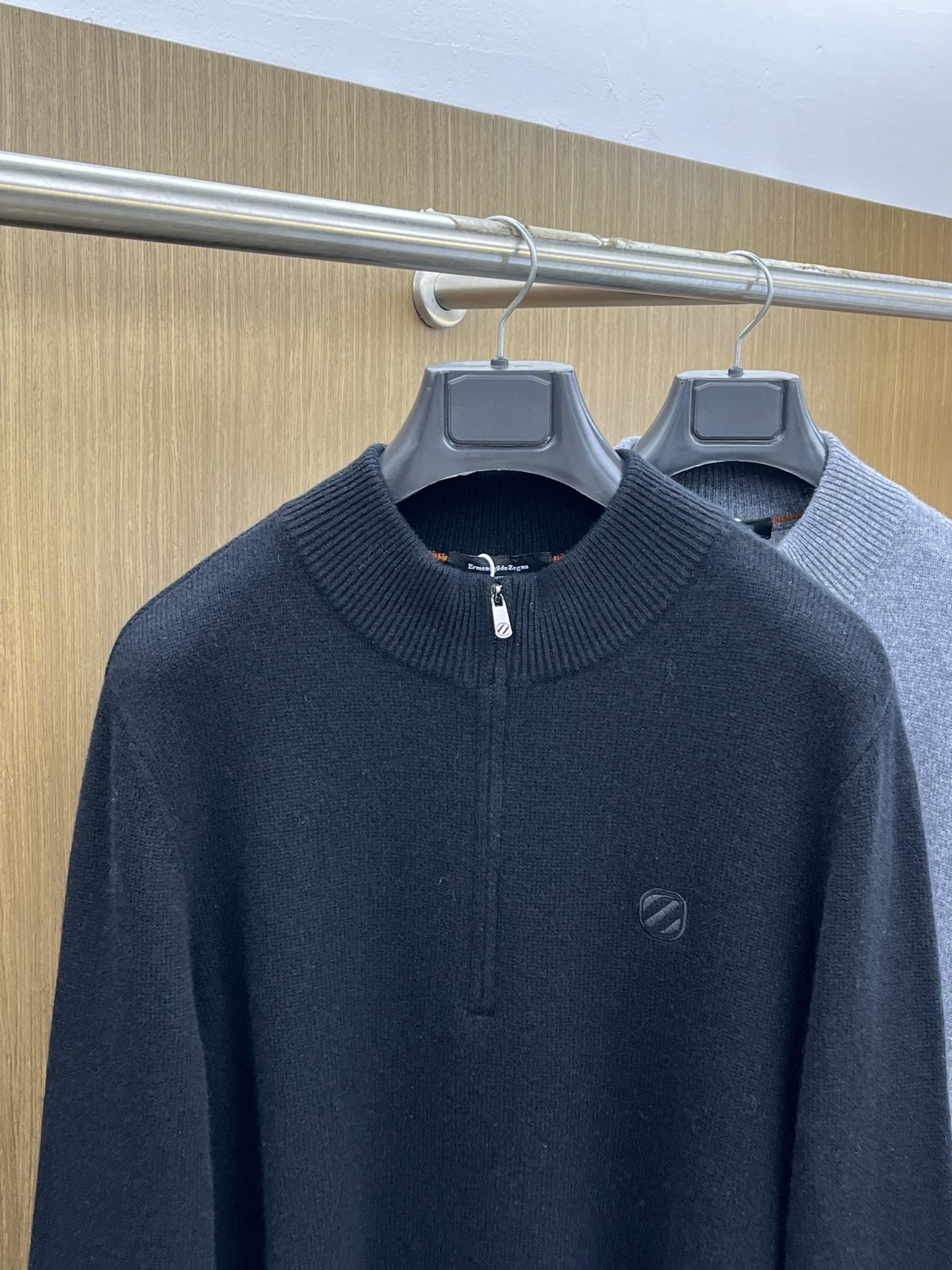 调价 秋冬 ZZ 采用羊绒羊毛混纺纱线，保暖性佳，蓬松柔软，加倍呵护肌肤，给你轻如无物的穿着感体验。高品