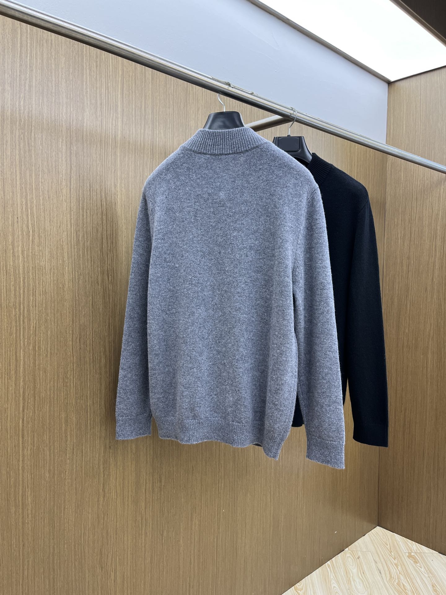 调价 秋冬 ZZ 采用羊绒羊毛混纺纱线，保暖性佳，蓬松柔软，加倍呵护肌肤，给你轻如无物的穿着感体验。高品