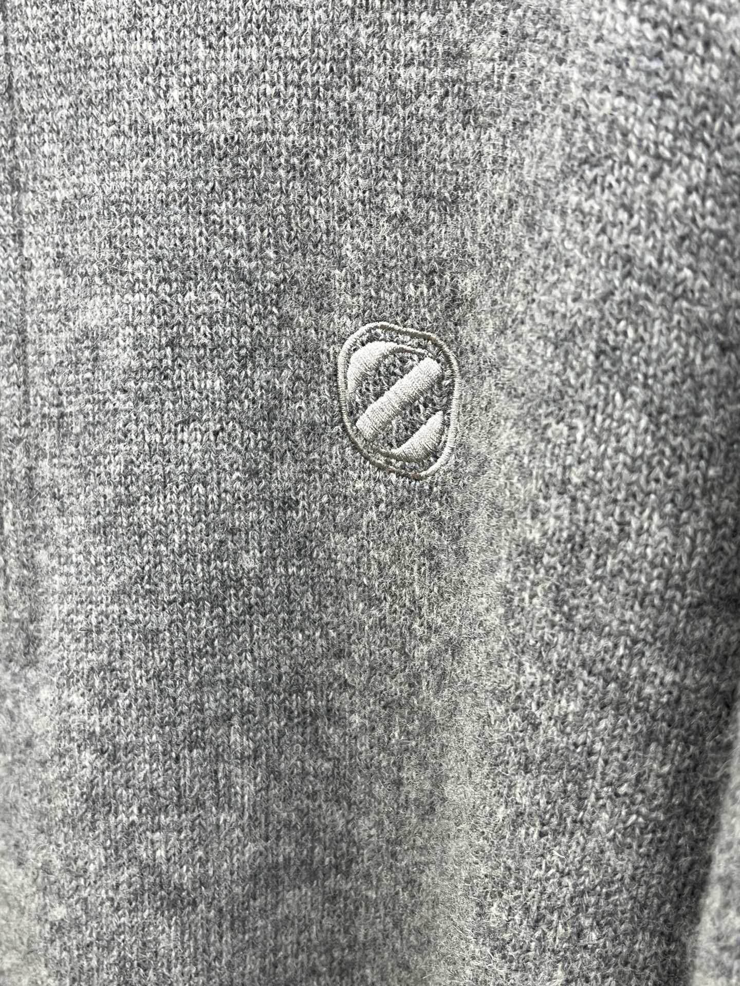 调价 秋冬 ZZ 采用羊绒羊毛混纺纱线，保暖性佳，蓬松柔软，加倍呵护肌肤，给你轻如无物的穿着感体验。高品